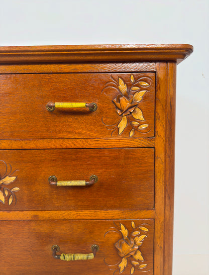 Commode ancienne sculptée