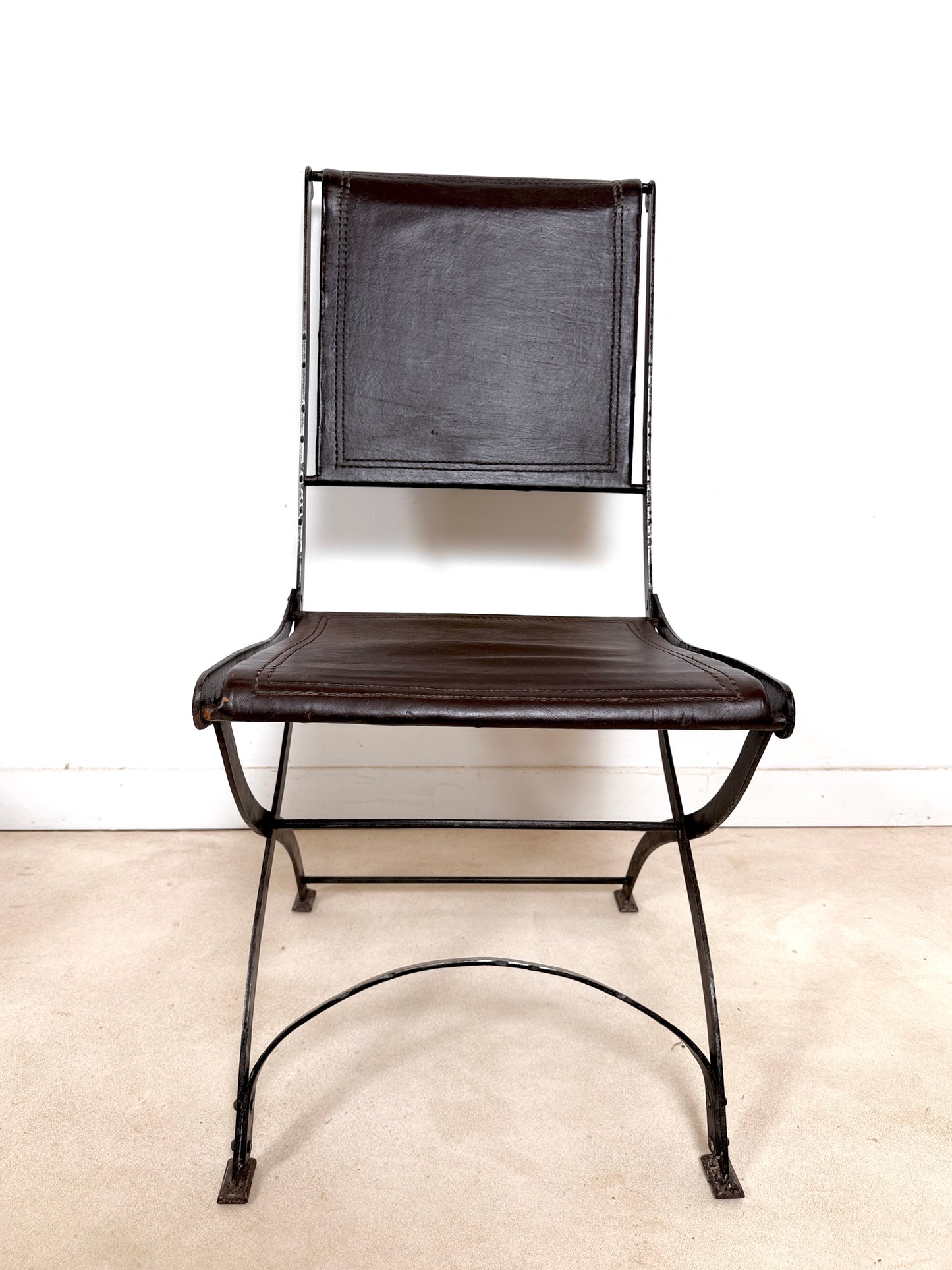 Chaise ancienne en fer forgé et cuir