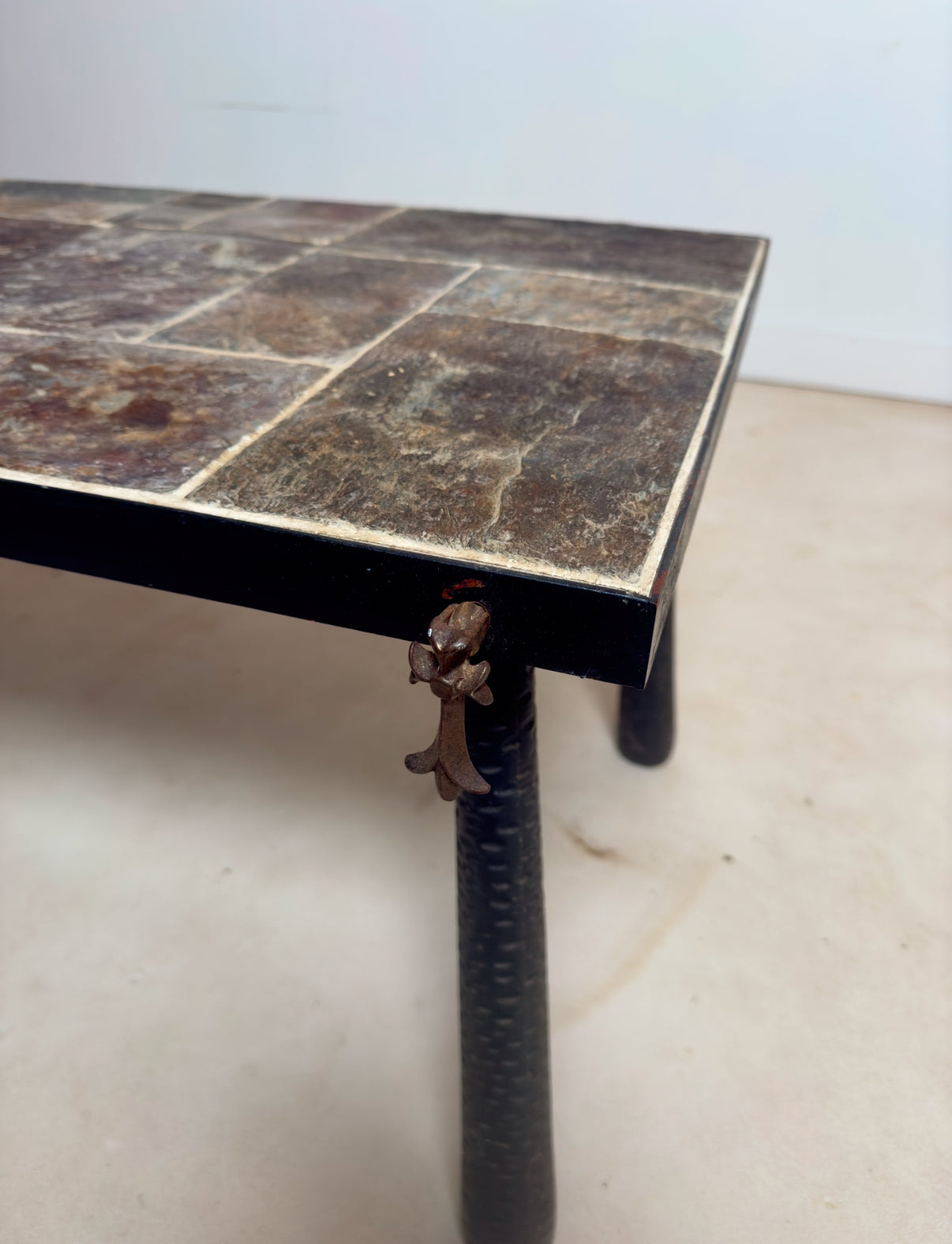 Table basse brutaliste
