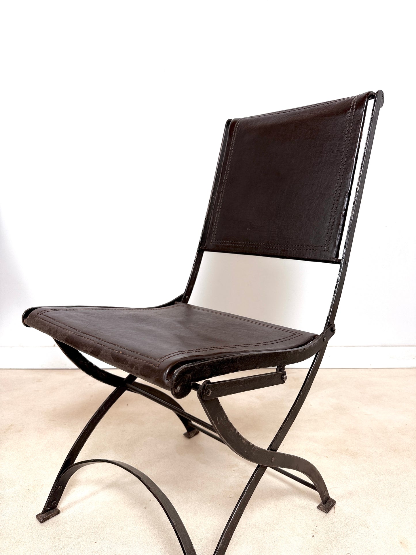Chaise ancienne en fer forgé et cuir