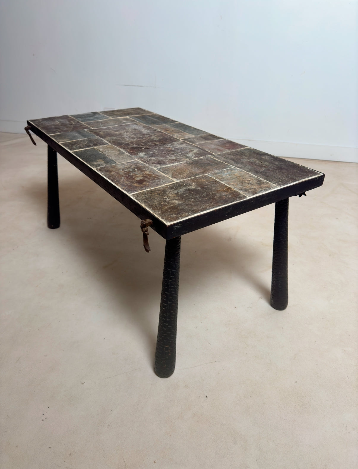 Table basse brutaliste