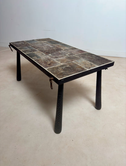 Table basse brutaliste