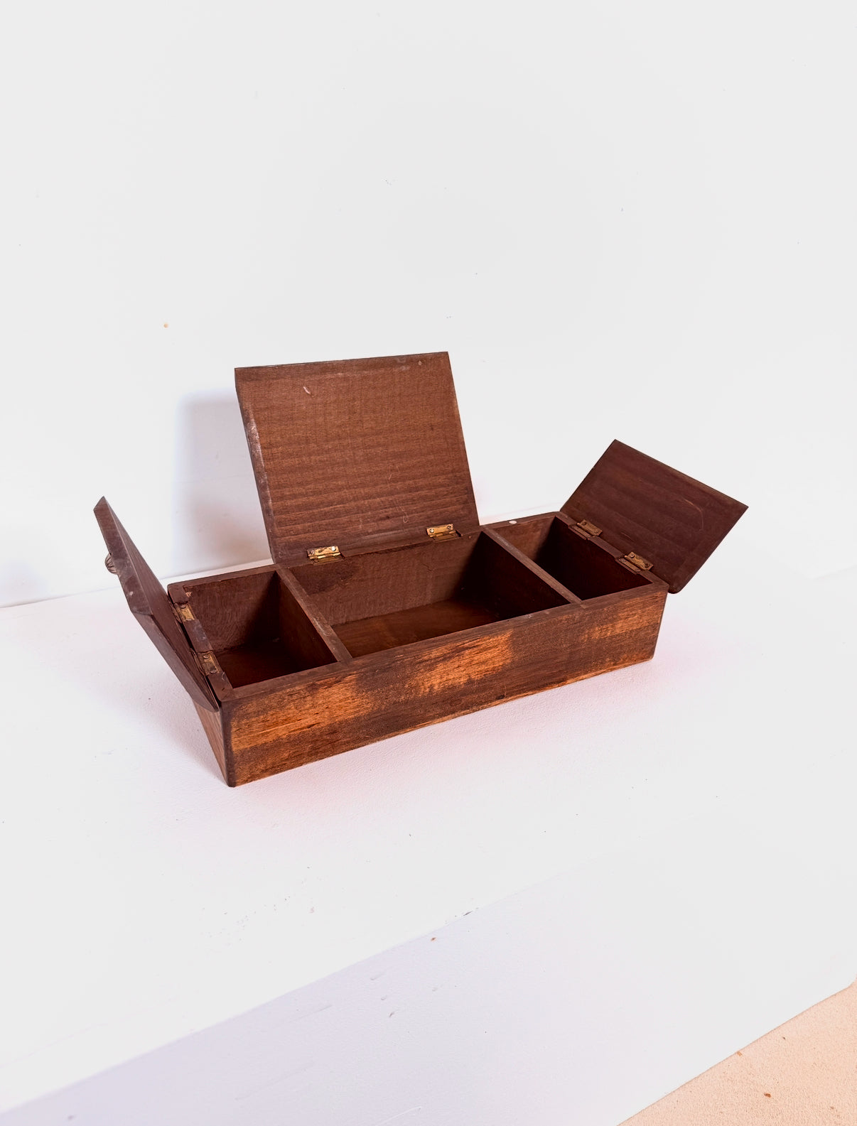 Ancienne boîte à bijoux en bois gravé