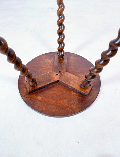 Table d’appoint ancienne aux pieds tournés
