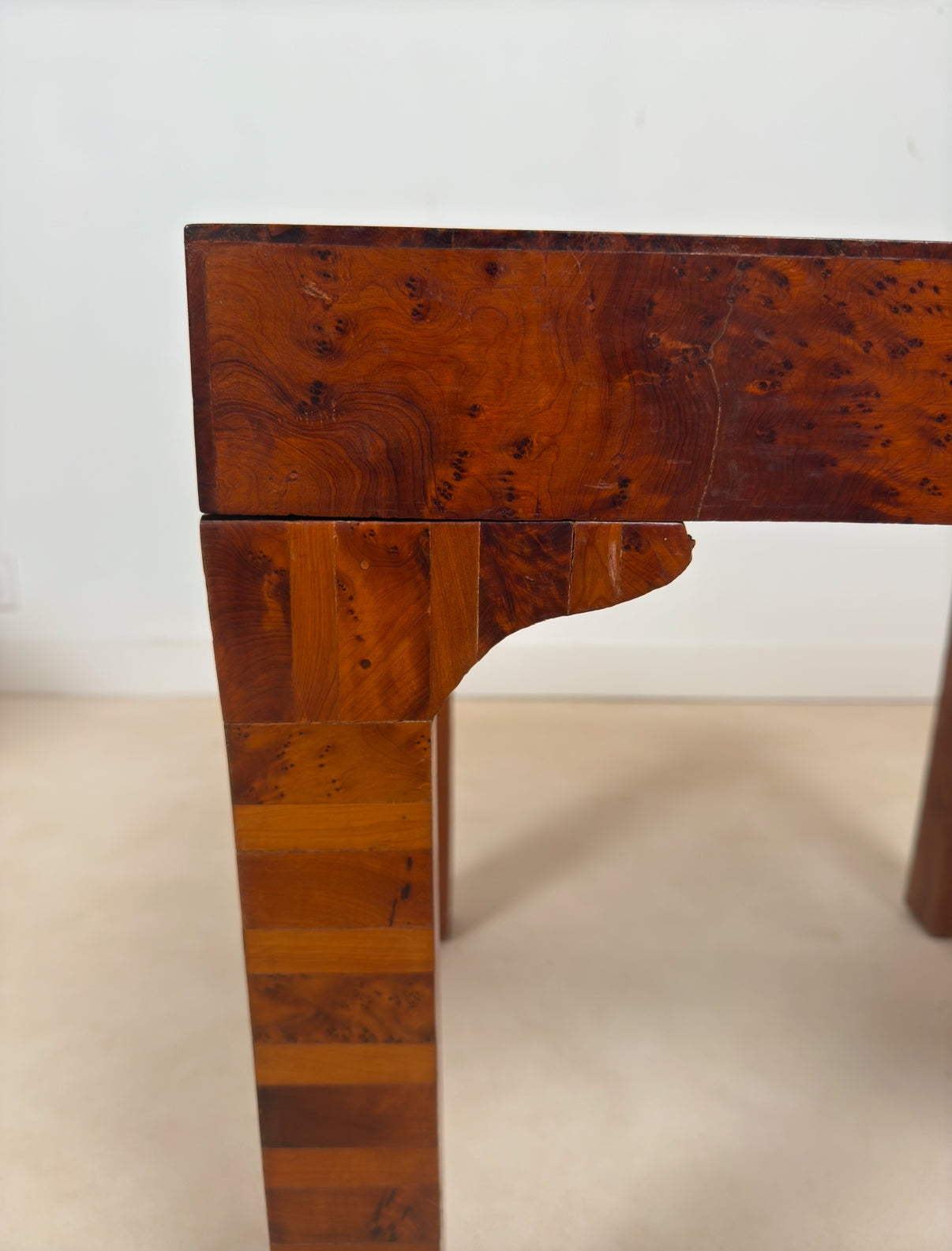 Table d’appoint art déco en bois de thuya