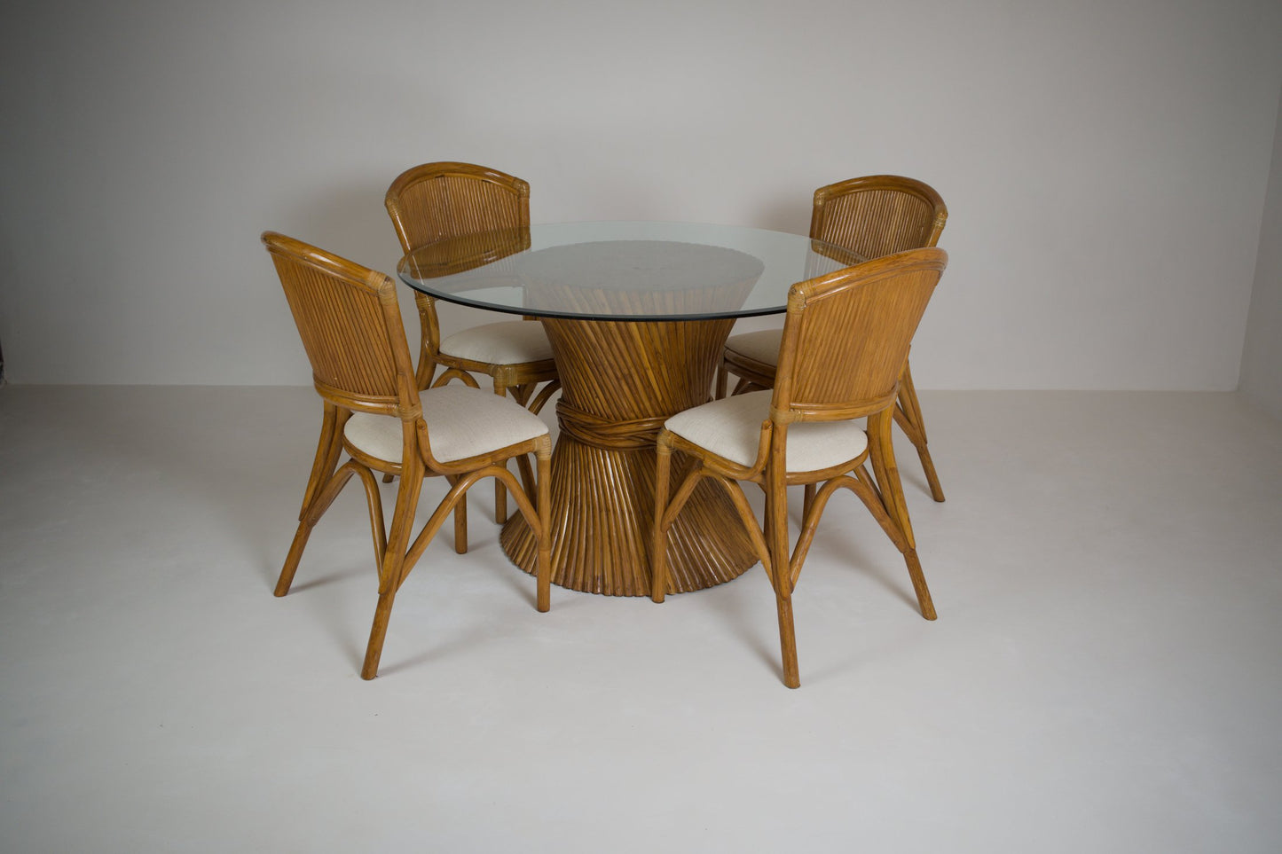 Table de salle a manger en rotin des années 70