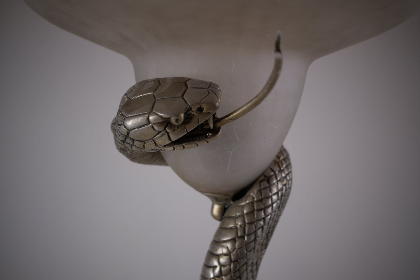 Lampadaire serpent en bronze argenté, inspiré du modèle « La Tentation » d'Edgar Brandt