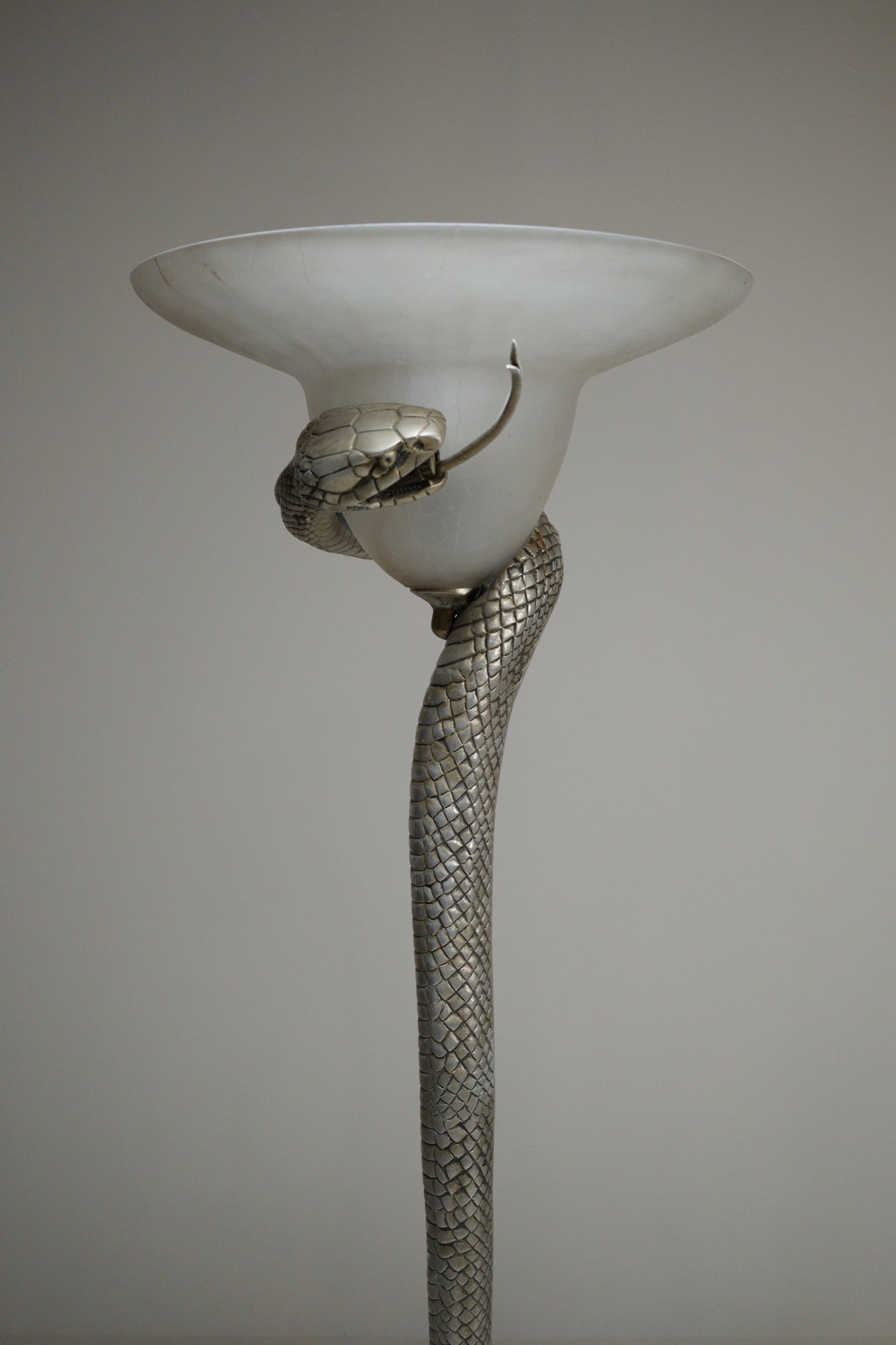 Lampadaire serpent en bronze argenté, inspiré du modèle « La Tentation » d'Edgar Brandt