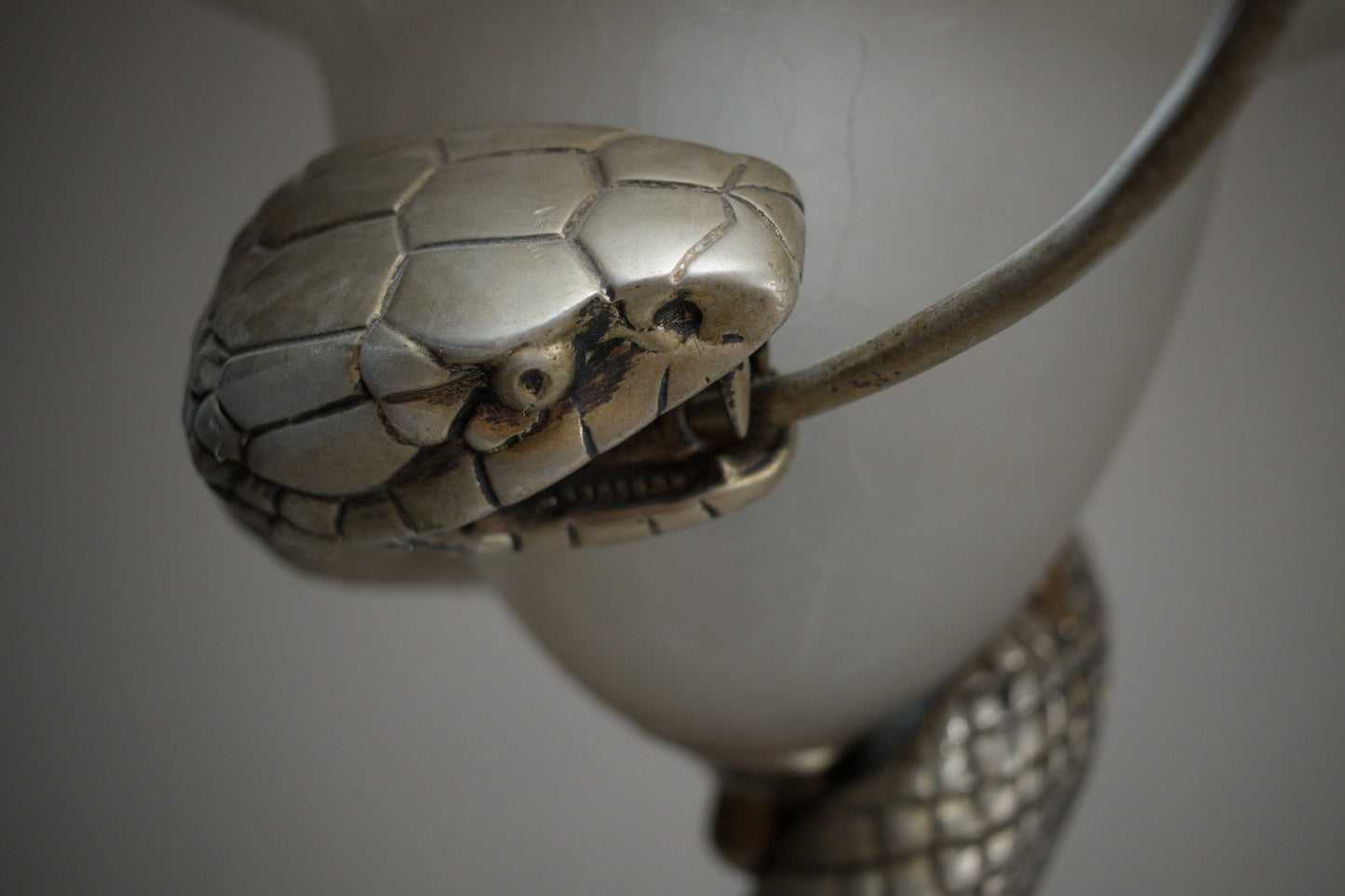 Lampadaire serpent en bronze argenté, inspiré du modèle « La Tentation » d'Edgar Brandt