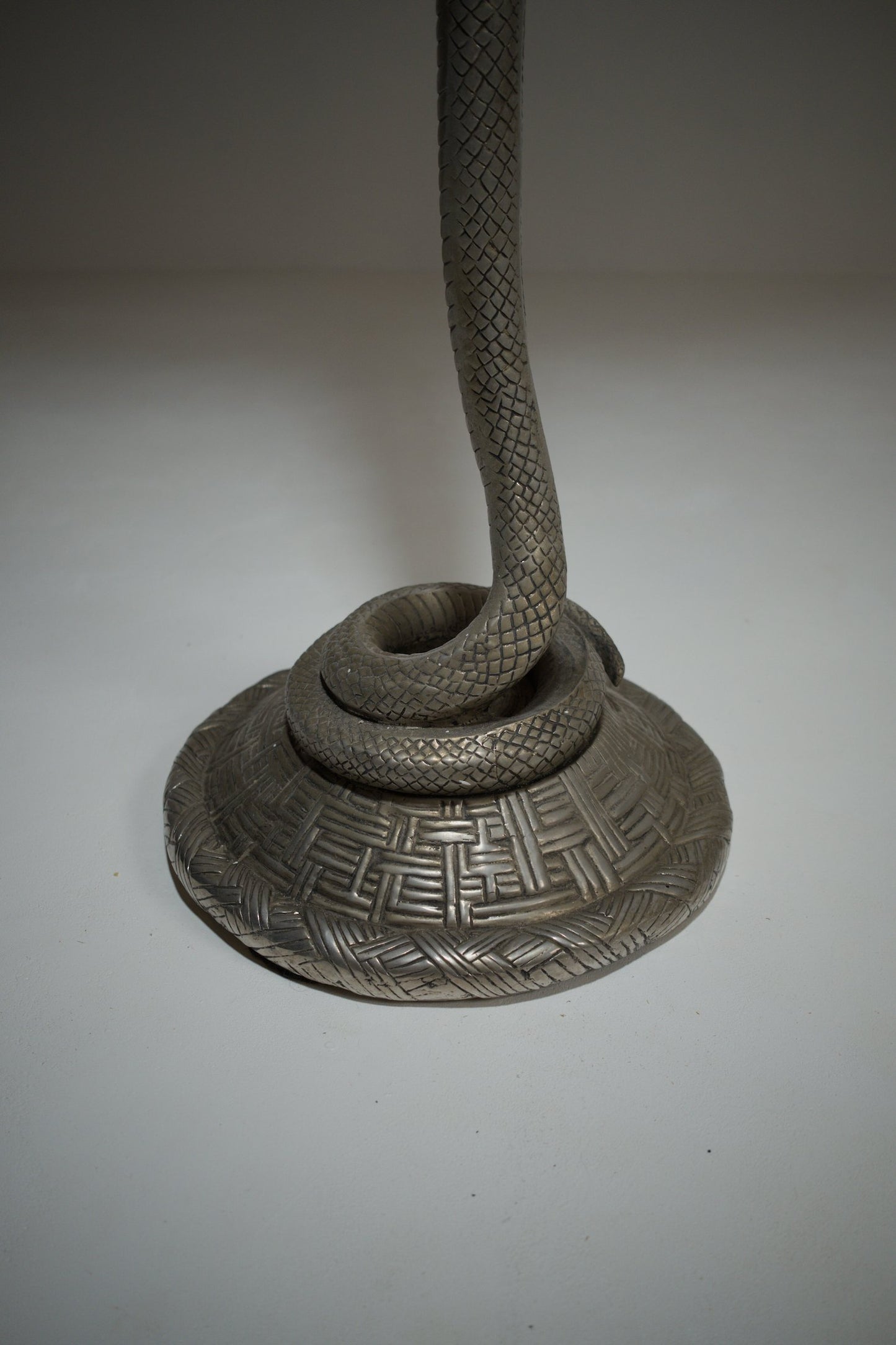 Lampadaire serpent en bronze argenté, inspiré du modèle « La Tentation » d'Edgar Brandt