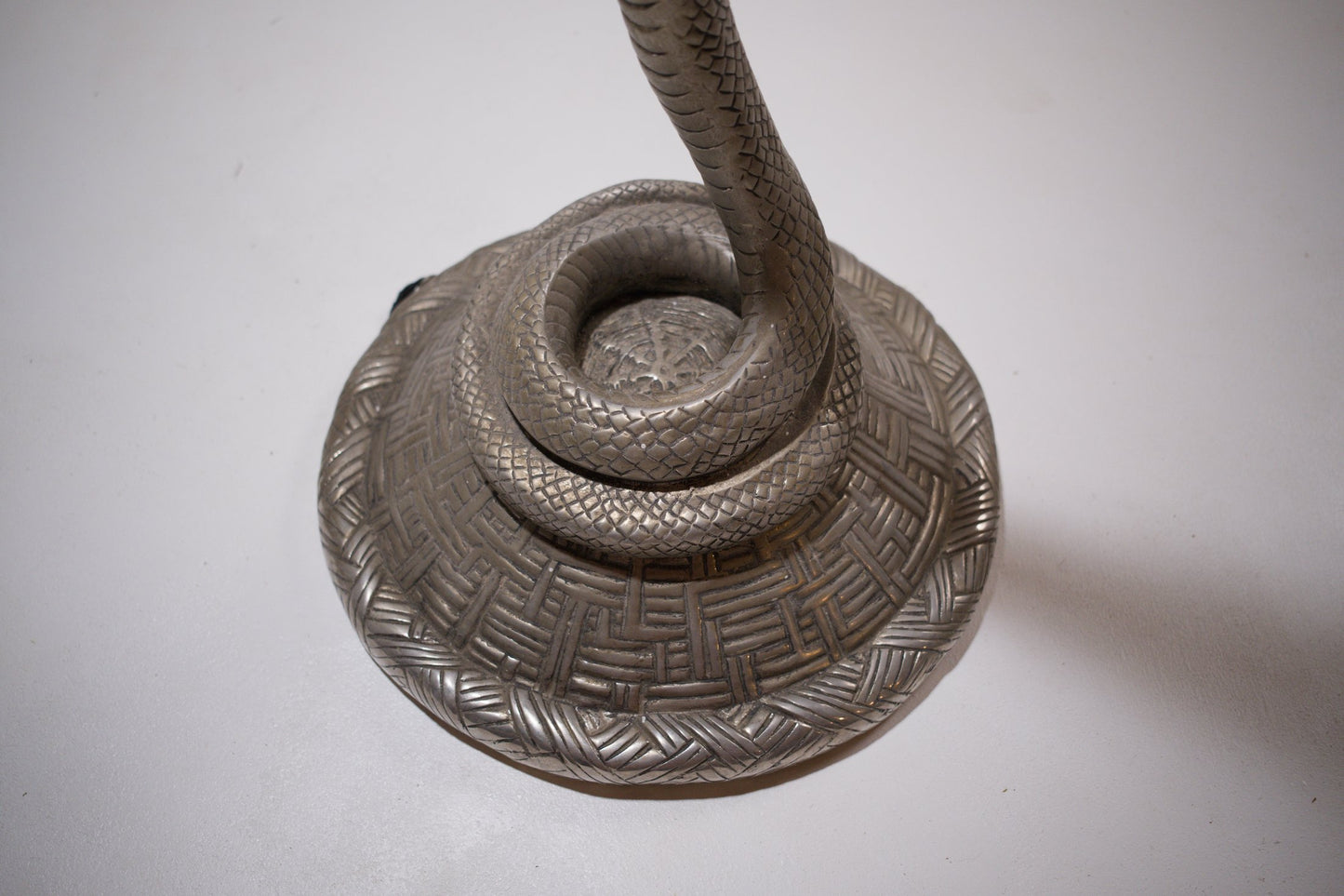 Lampadaire serpent en bronze argenté, inspiré du modèle « La Tentation » d'Edgar Brandt