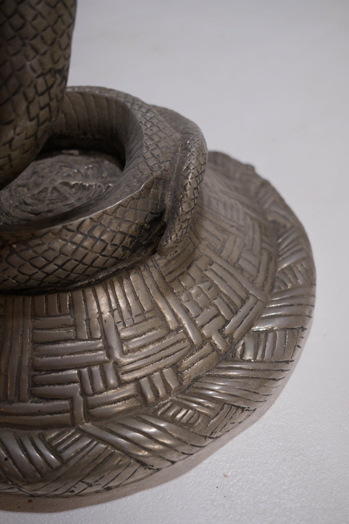 Lampadaire serpent en bronze argenté, inspiré du modèle « La Tentation » d'Edgar Brandt