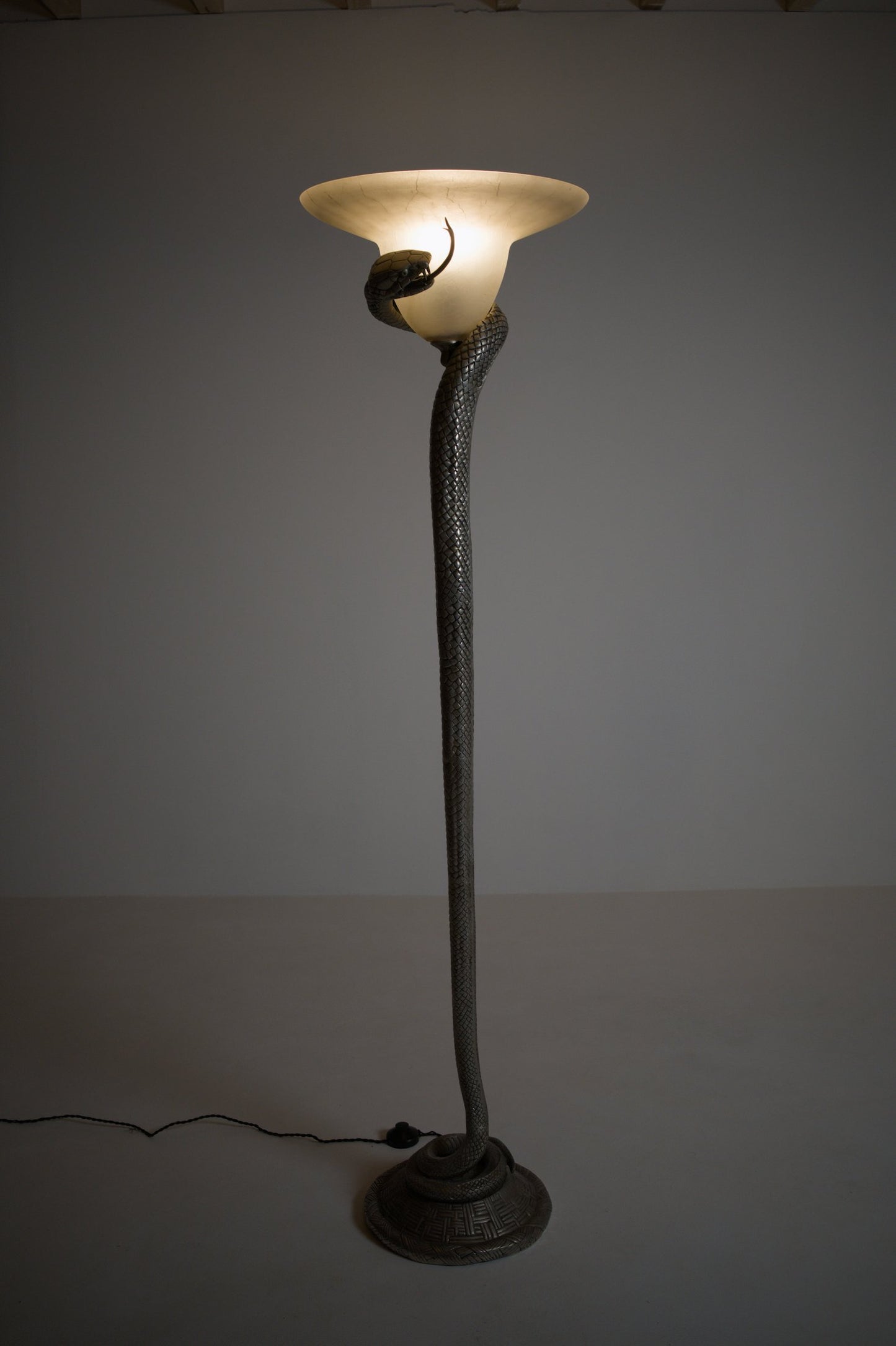 Lampadaire serpent en bronze argenté, inspiré du modèle « La Tentation » d'Edgar Brandt