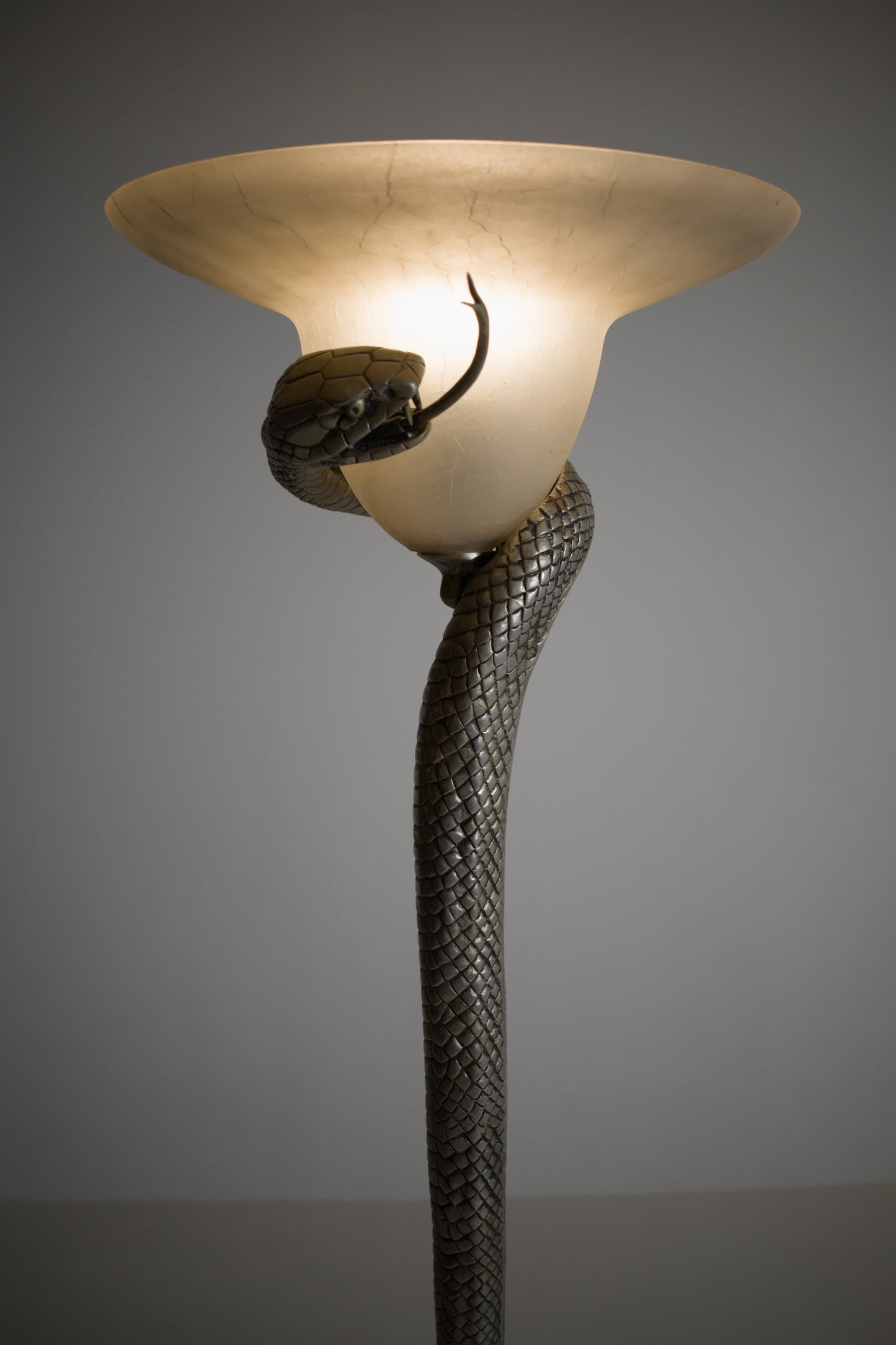Lampadaire serpent en bronze argenté, inspiré du modèle « La Tentation » d'Edgar Brandt