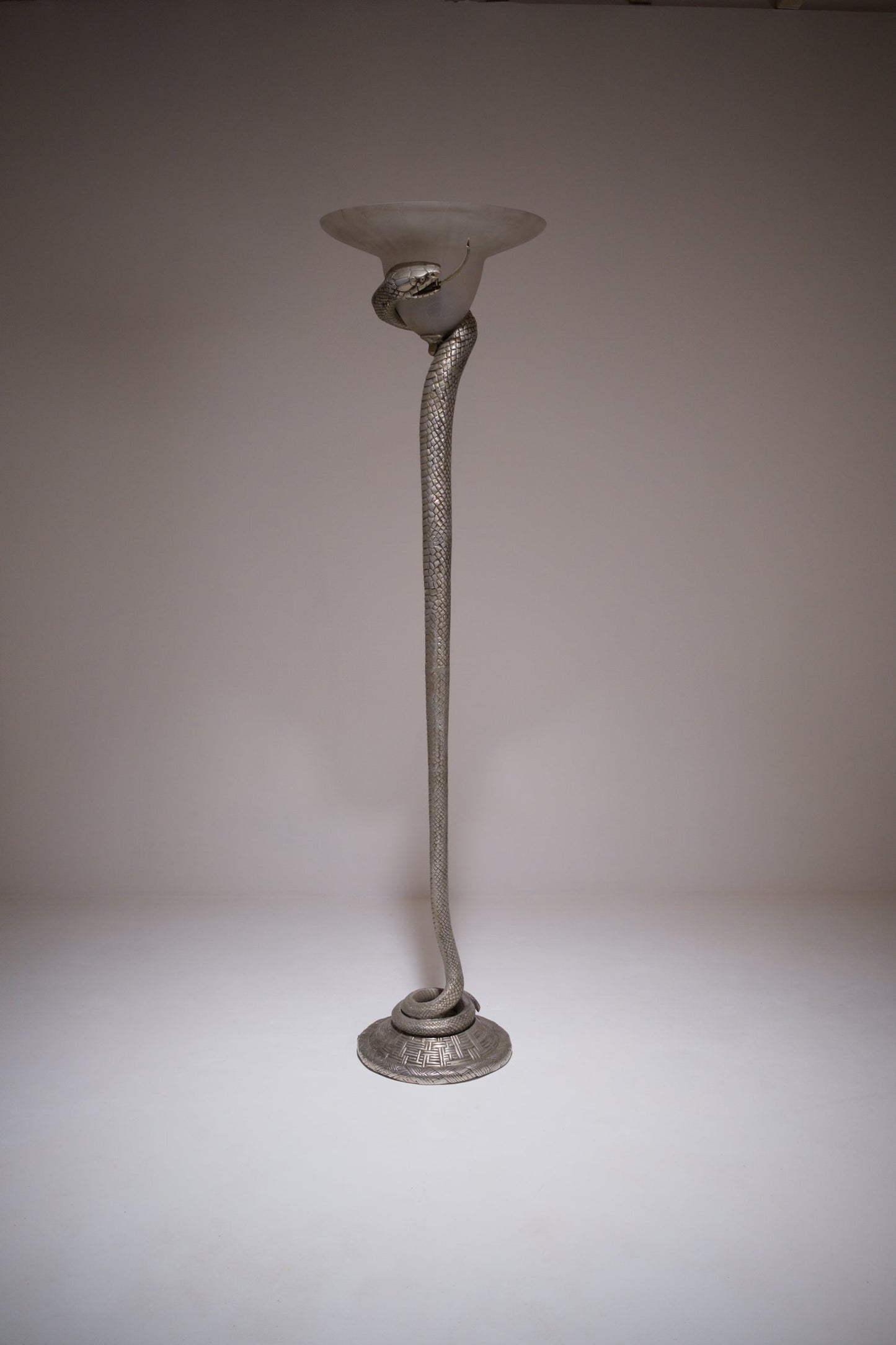 Lampadaire serpent en bronze argenté, inspiré du modèle « La Tentation » d'Edgar Brandt