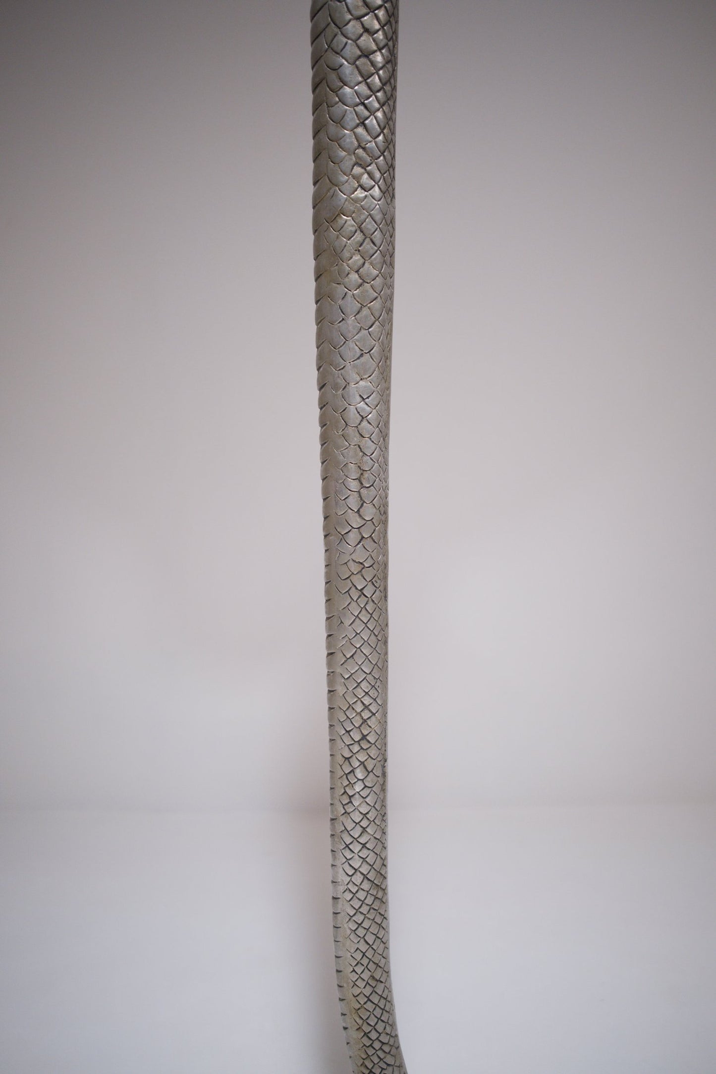 Lampadaire serpent en bronze argenté, inspiré du modèle « La Tentation » d'Edgar Brandt