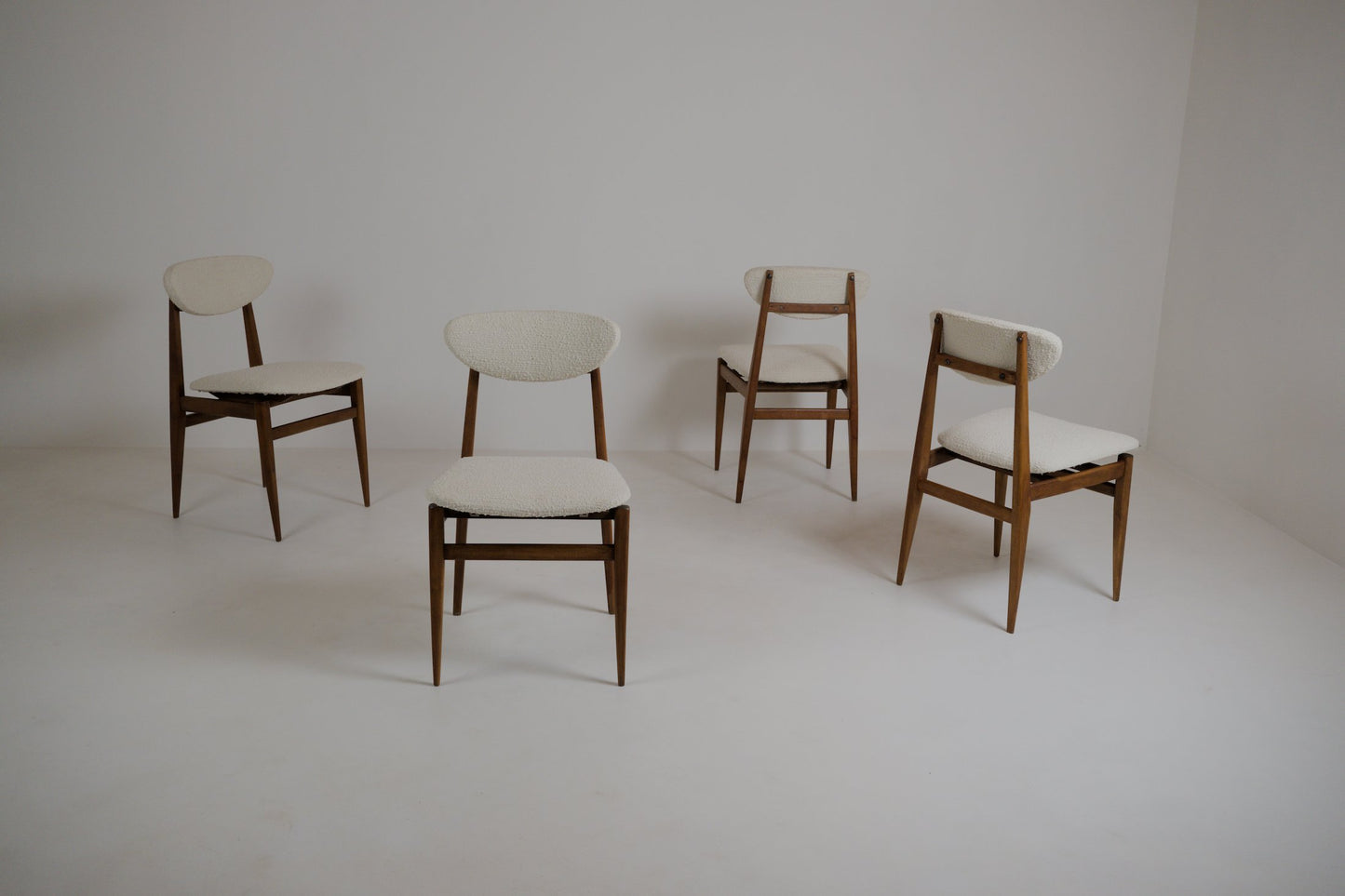 Suite de 4 chaises scandinaves restaurées – années 1960