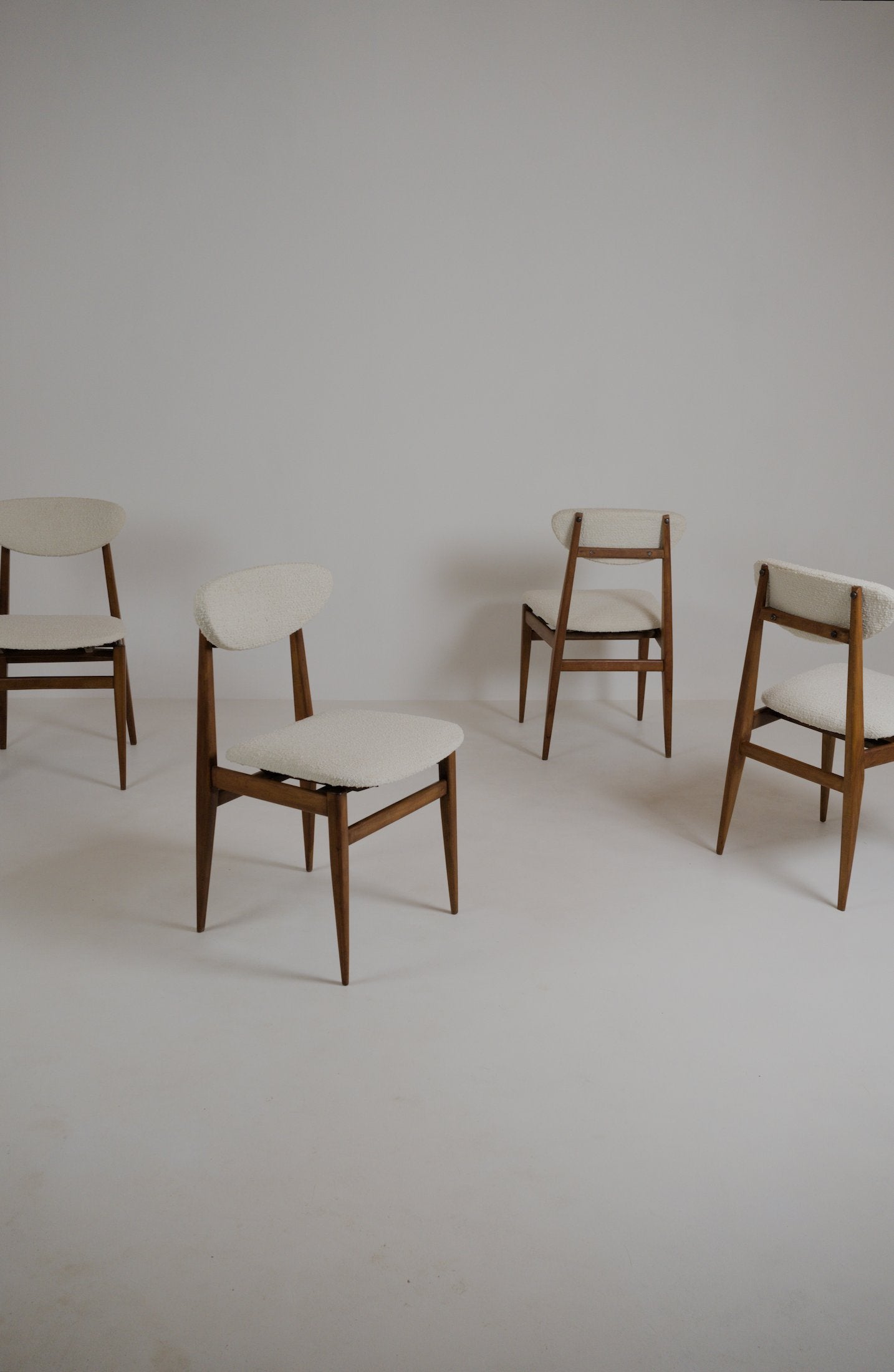 Suite de 4 chaises scandinaves restaurées – années 1960