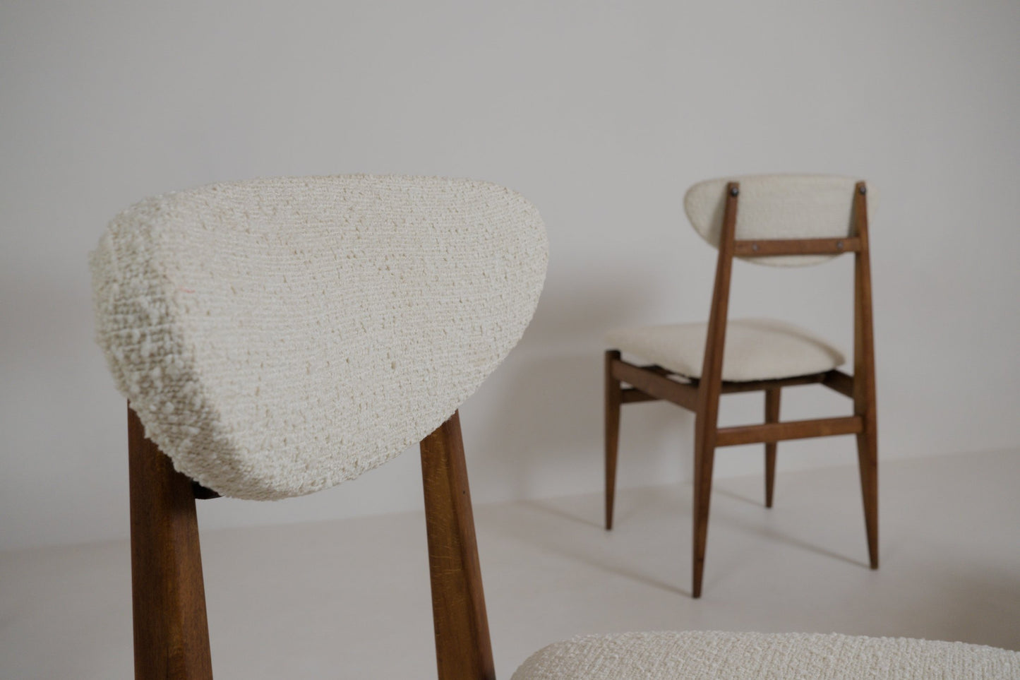 Suite de 4 chaises scandinaves restaurées – années 1960