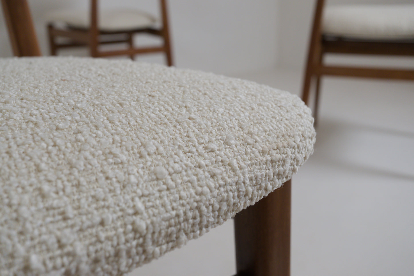 Suite de 4 chaises scandinaves
