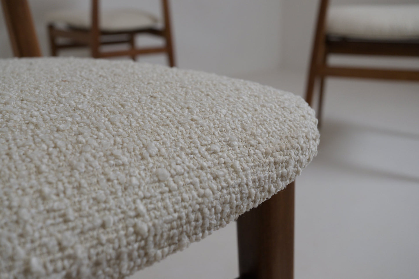 Suite de 4 chaises scandinaves restaurées – années 1960