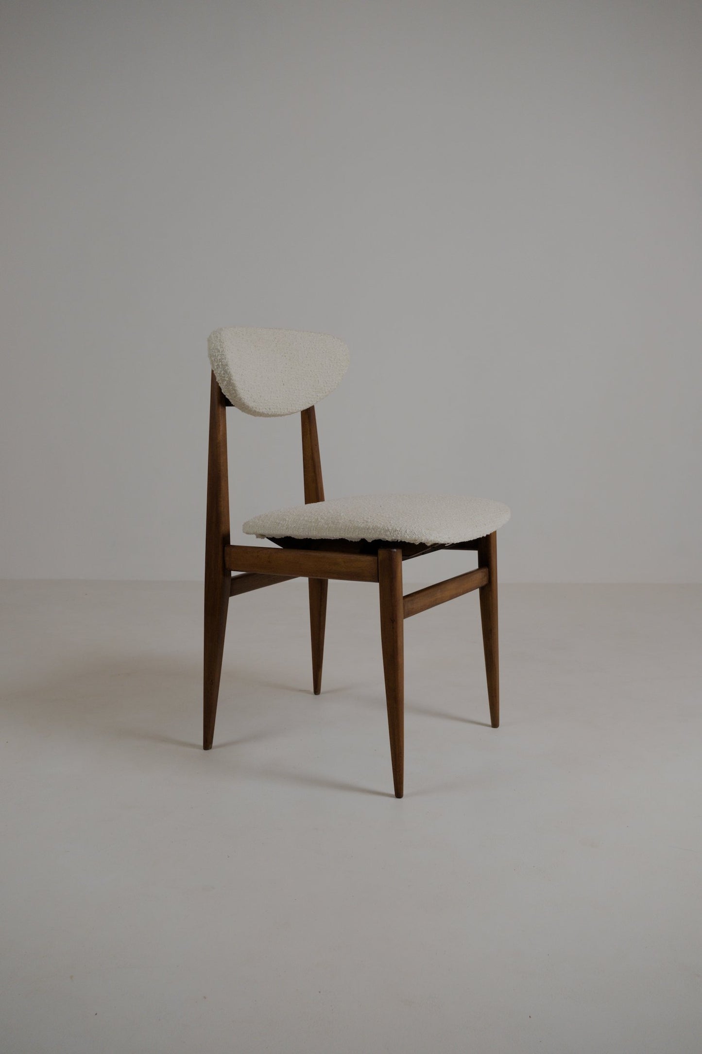 Suite de 4 chaises scandinaves restaurées – années 1960