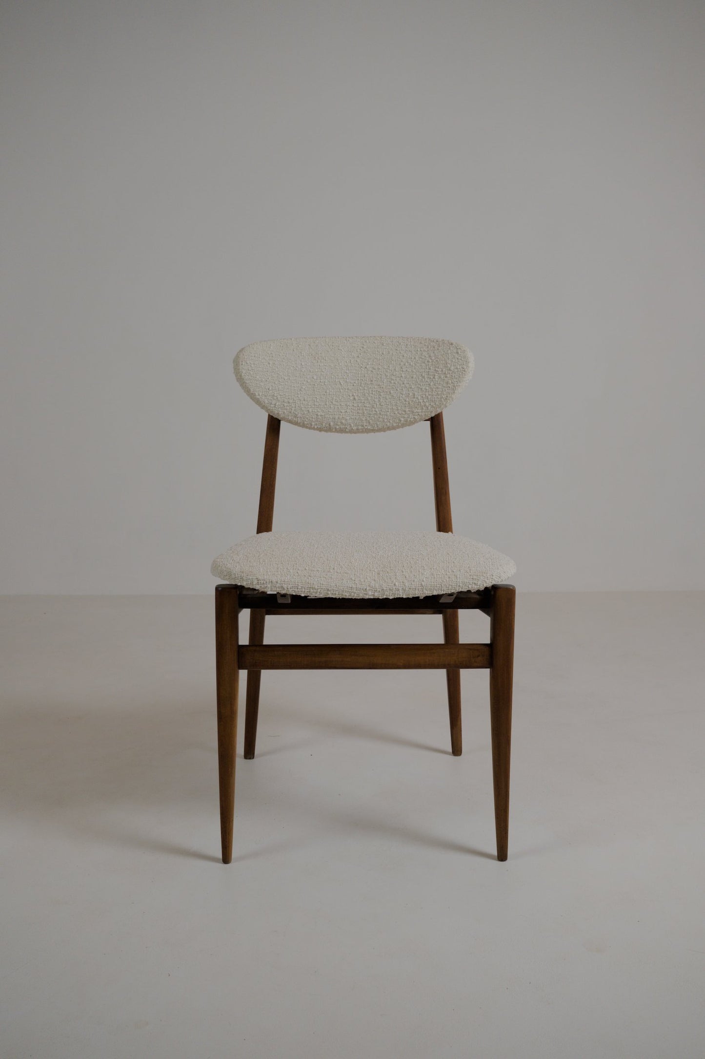 Suite de 4 chaises scandinaves restaurées – années 1960