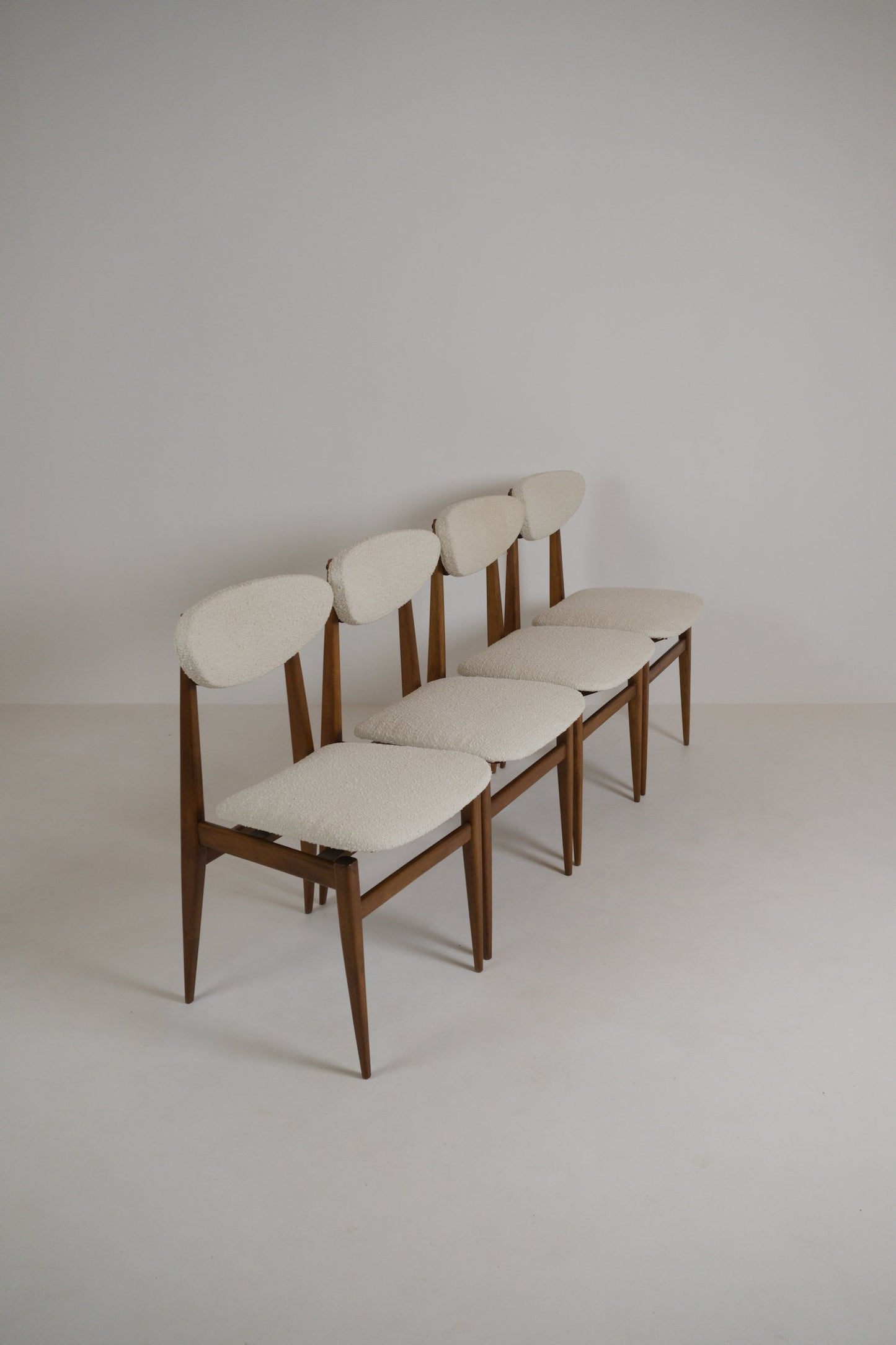 Suite de 4 chaises scandinaves restaurées – années 1960