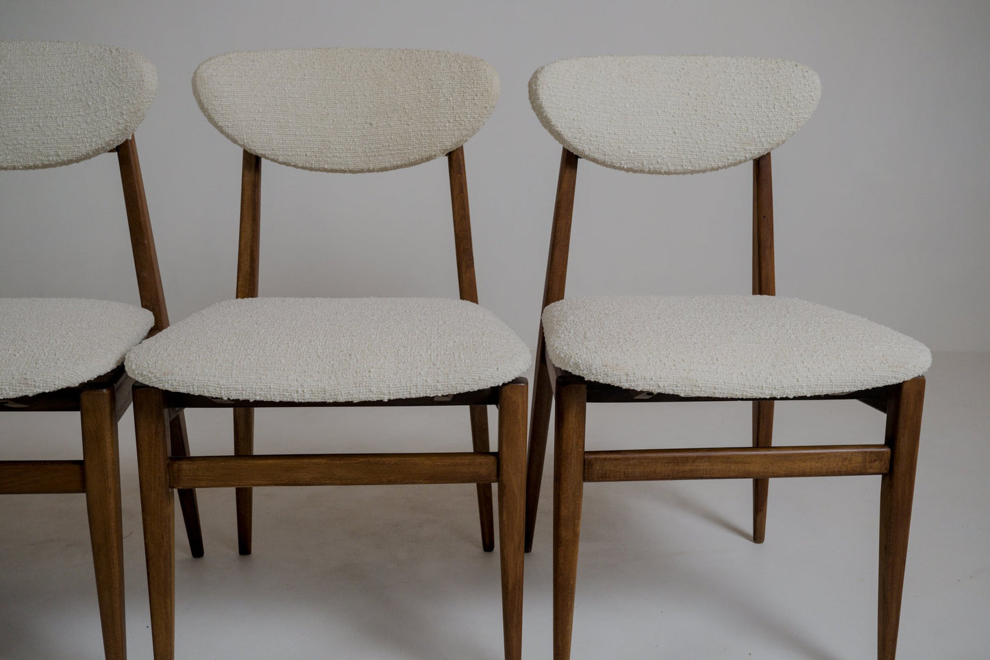 Suite de 4 chaises scandinaves restaurées – années 1960