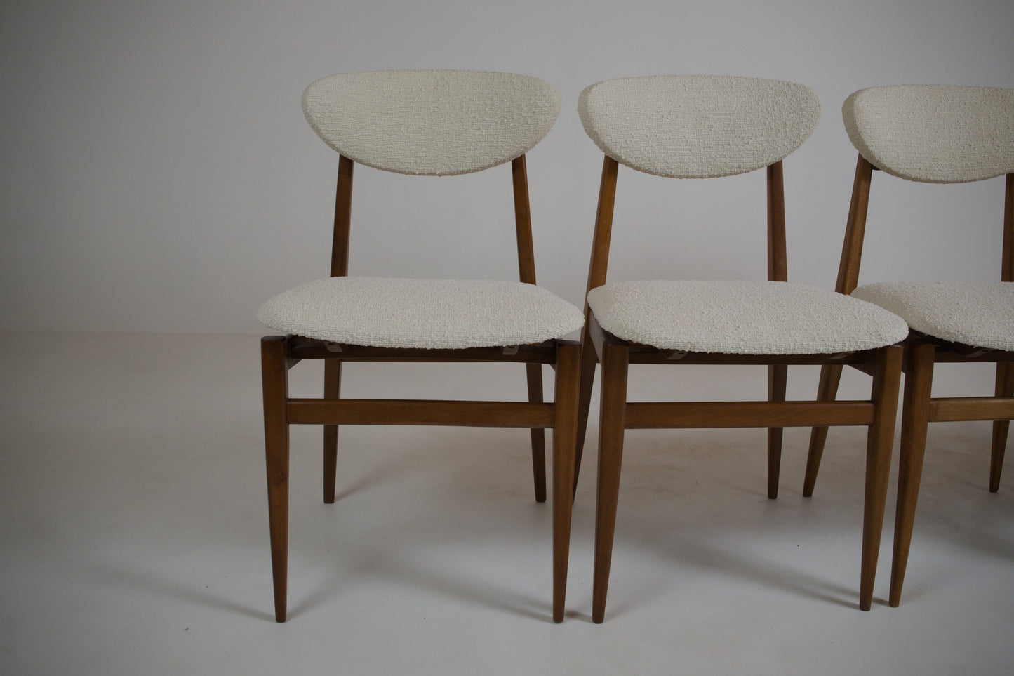 Suite de 4 chaises scandinaves restaurées – années 1960