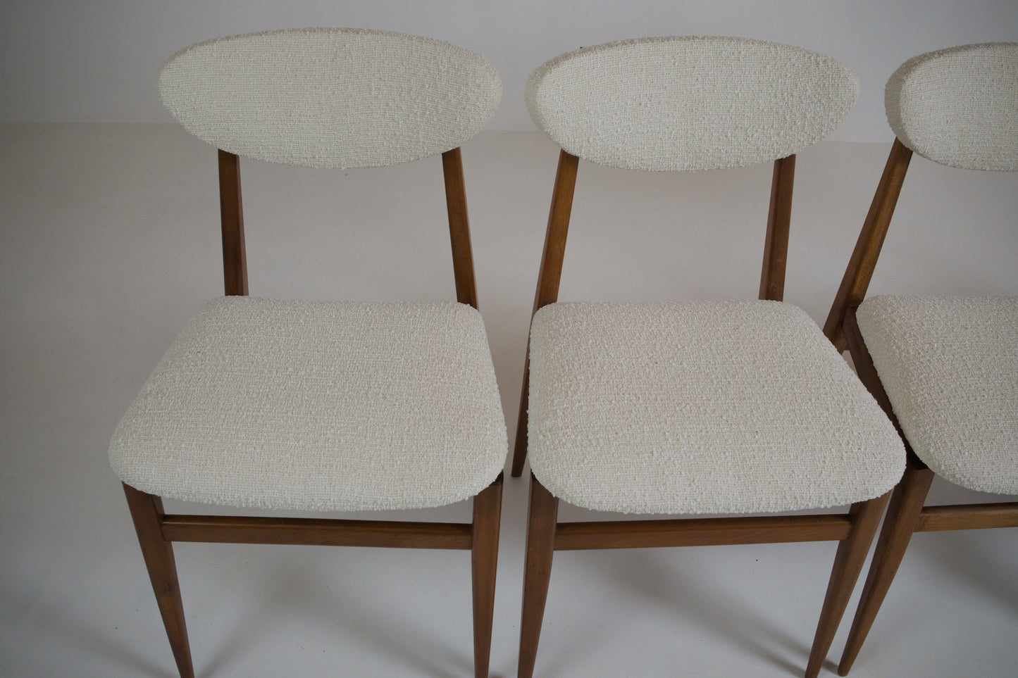 Suite de 4 chaises scandinaves restaurées – années 1960