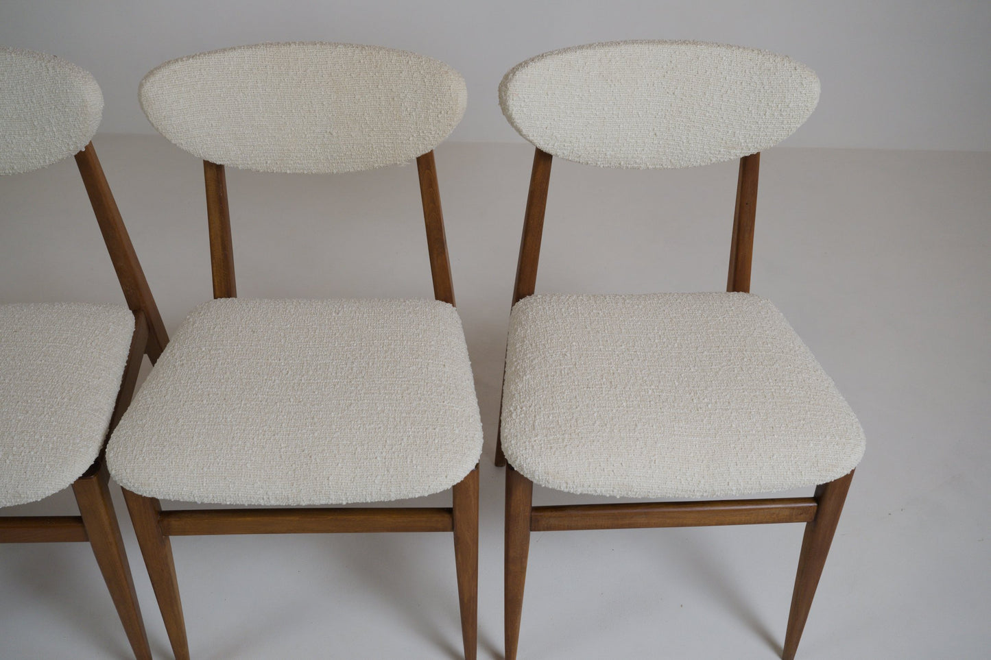 Suite de 4 chaises scandinaves restaurées – années 1960
