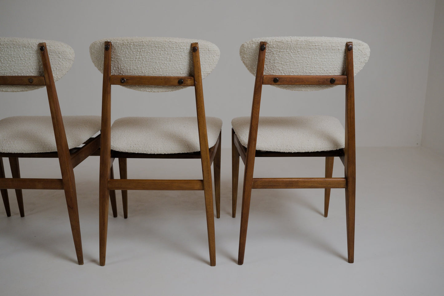 Suite de 4 chaises scandinaves restaurées – années 1960