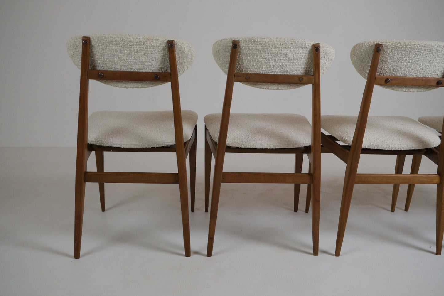 Suite de 4 chaises scandinaves restaurées – années 1960