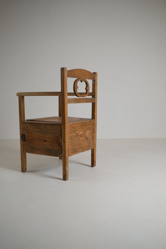 Chaise percée vernaculaire en pin, France, fin XIXe siècle