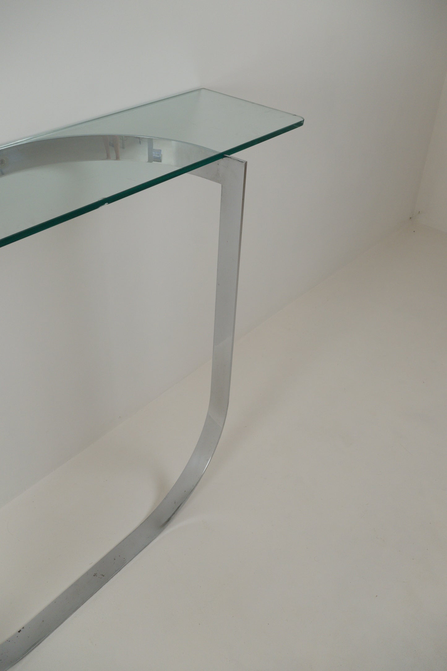 Console moderniste en métal chromé et verre des années 1970