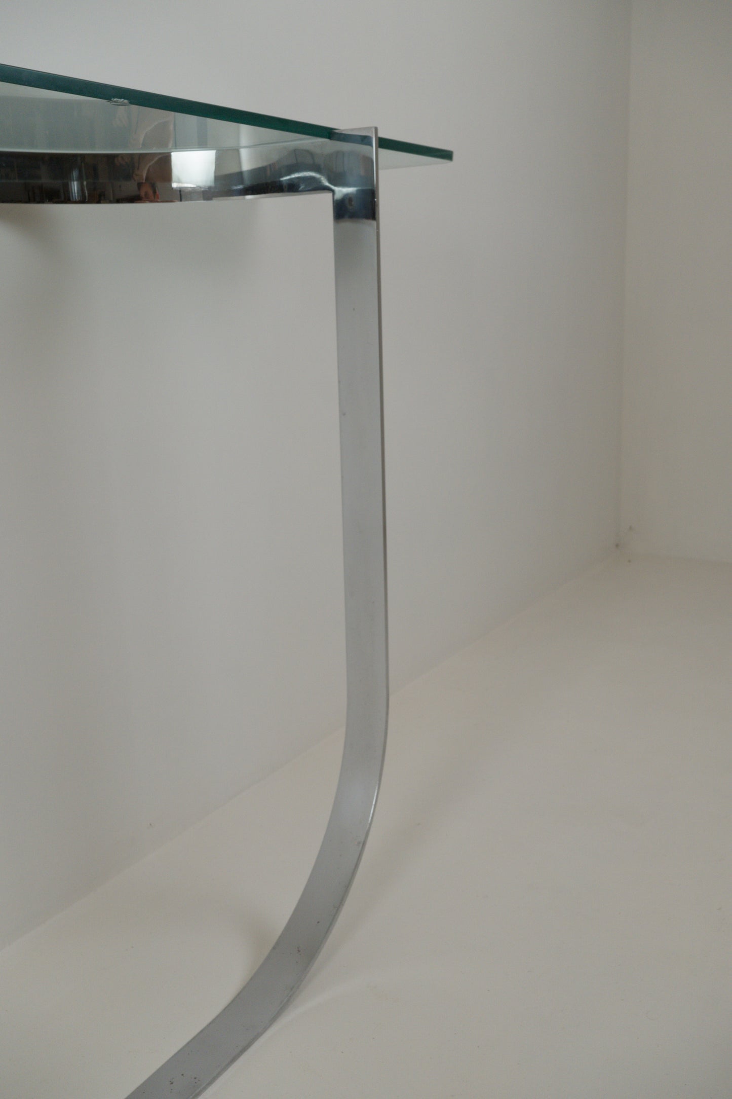Console moderniste en métal chromé et verre des années 1970