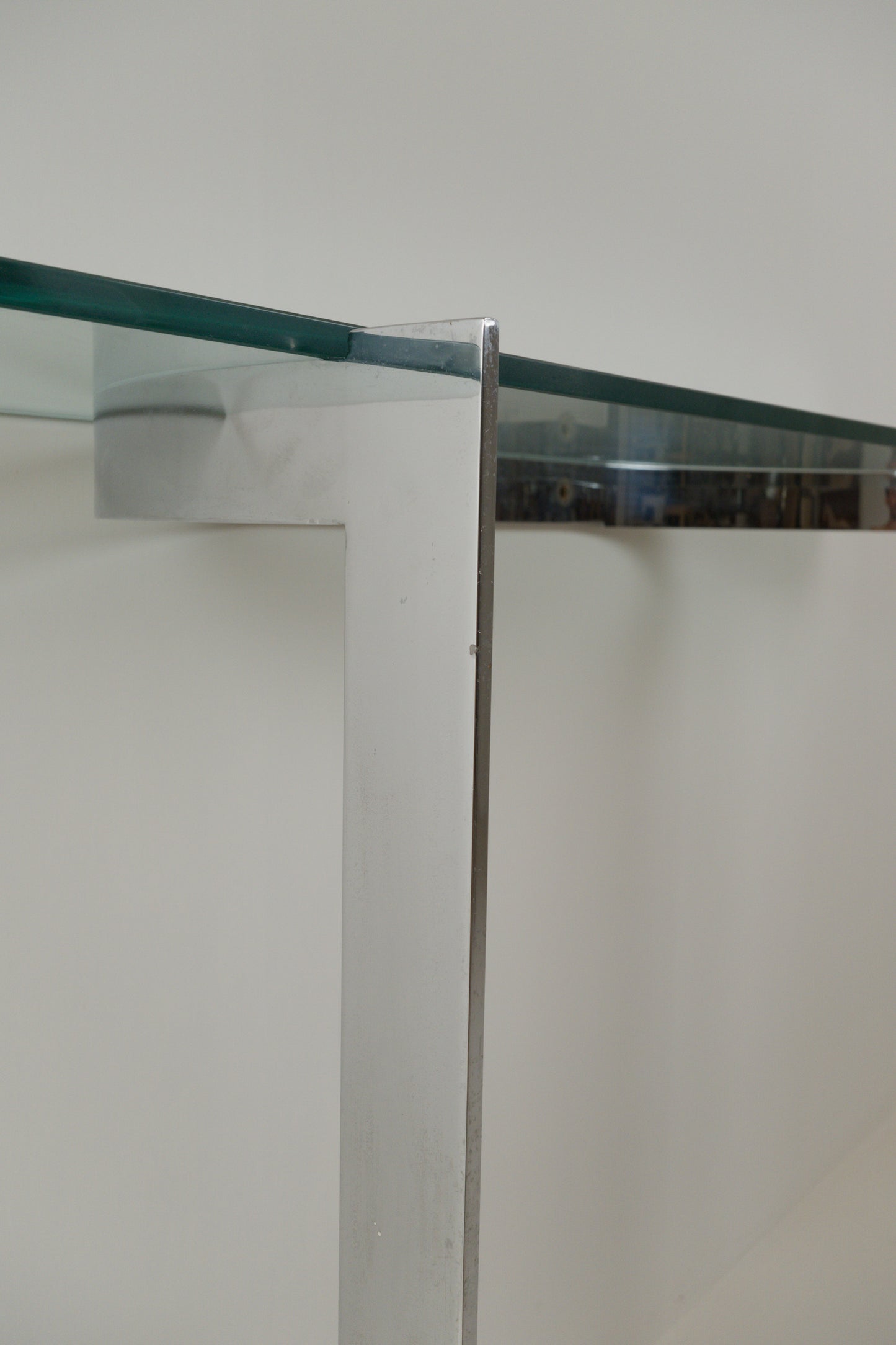 Console moderniste en métal chromé et verre des années 1970