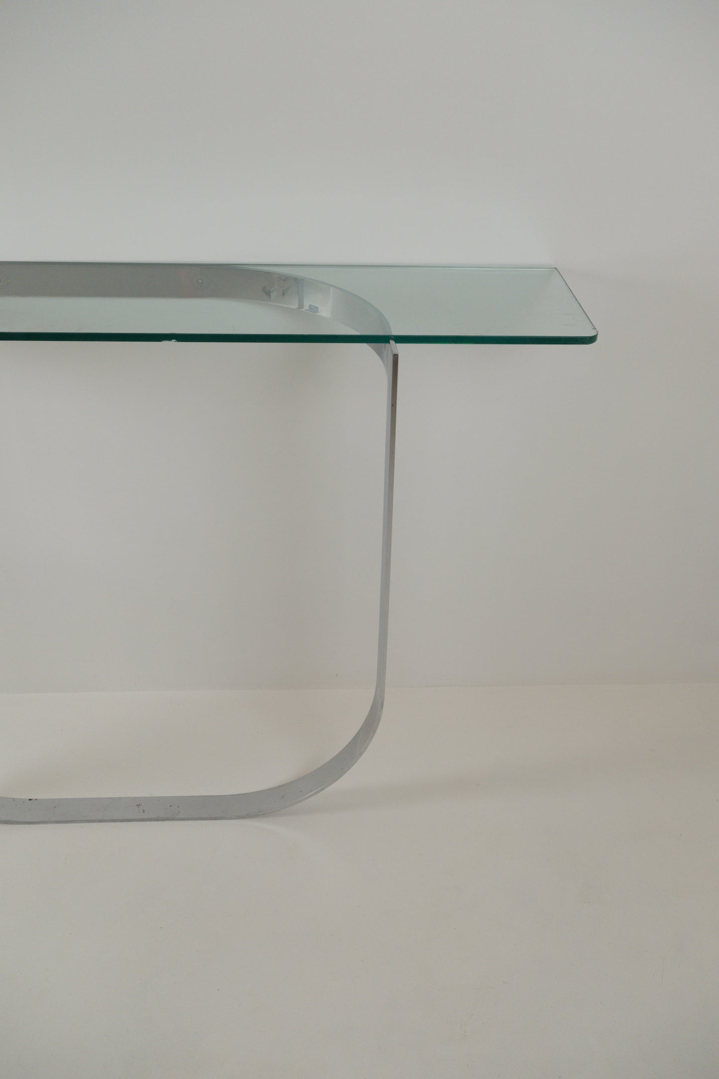 Console moderniste en métal chromé et verre des années 1970