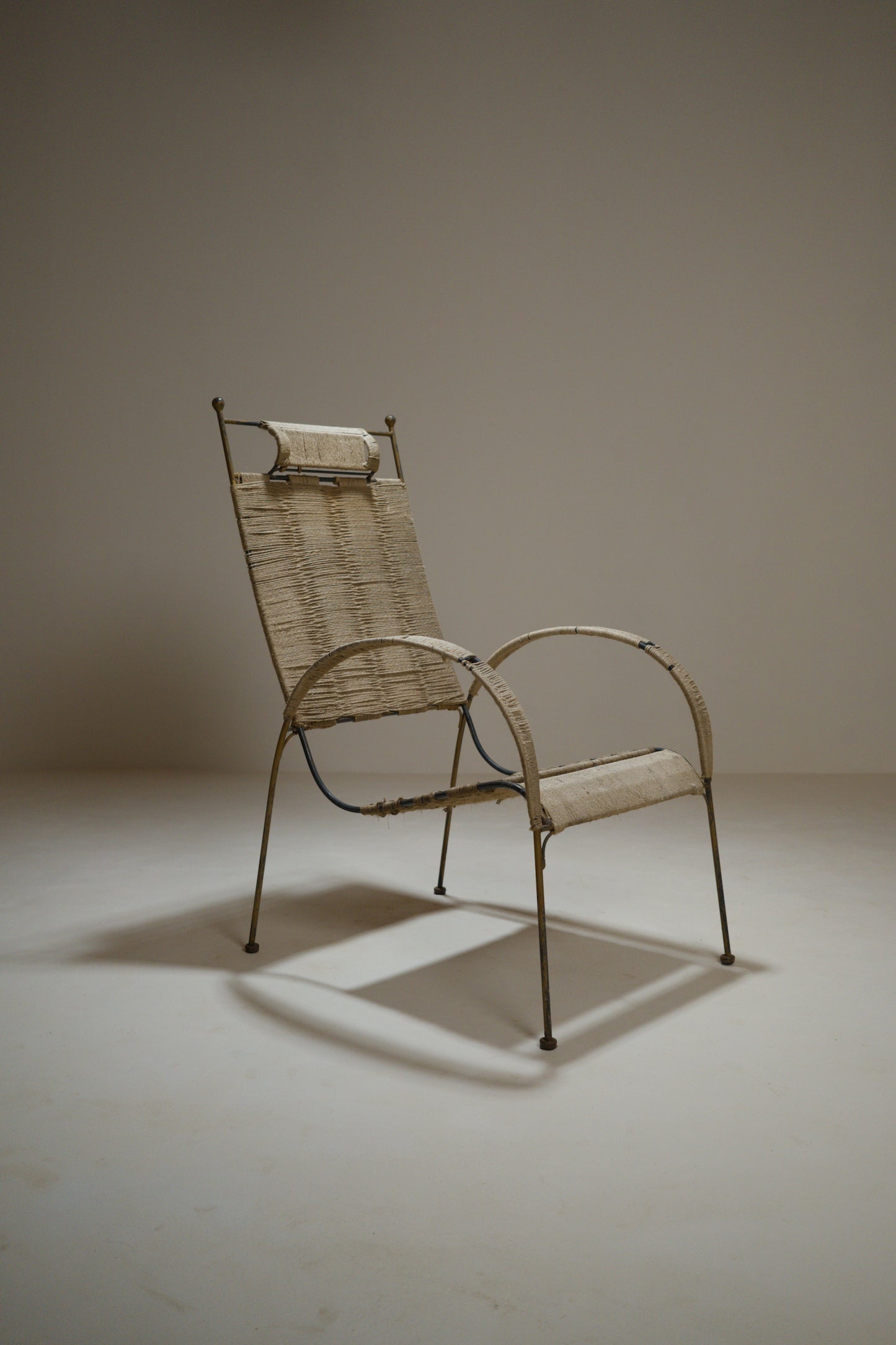 Fauteuil corde tressée et métal doré, années 1960-1970