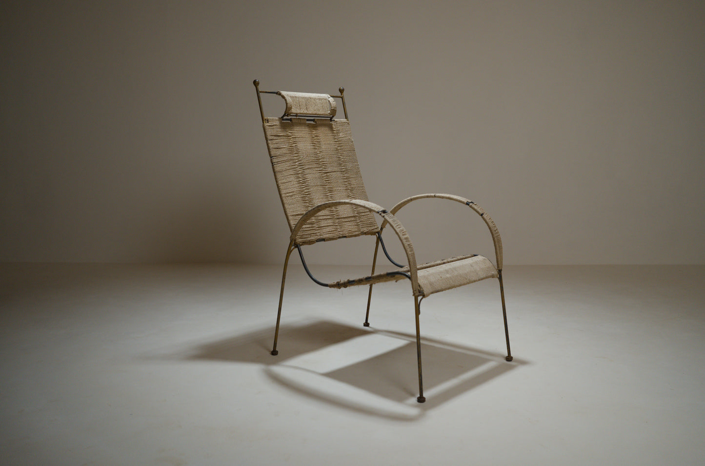 Fauteuil corde tressée et métal doré, années 1960-1970