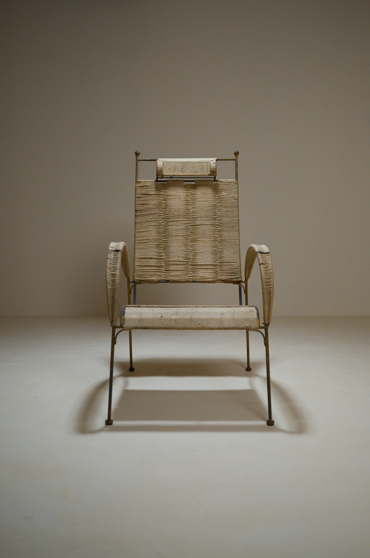Fauteuil corde tressée et métal doré, années 1960-1970