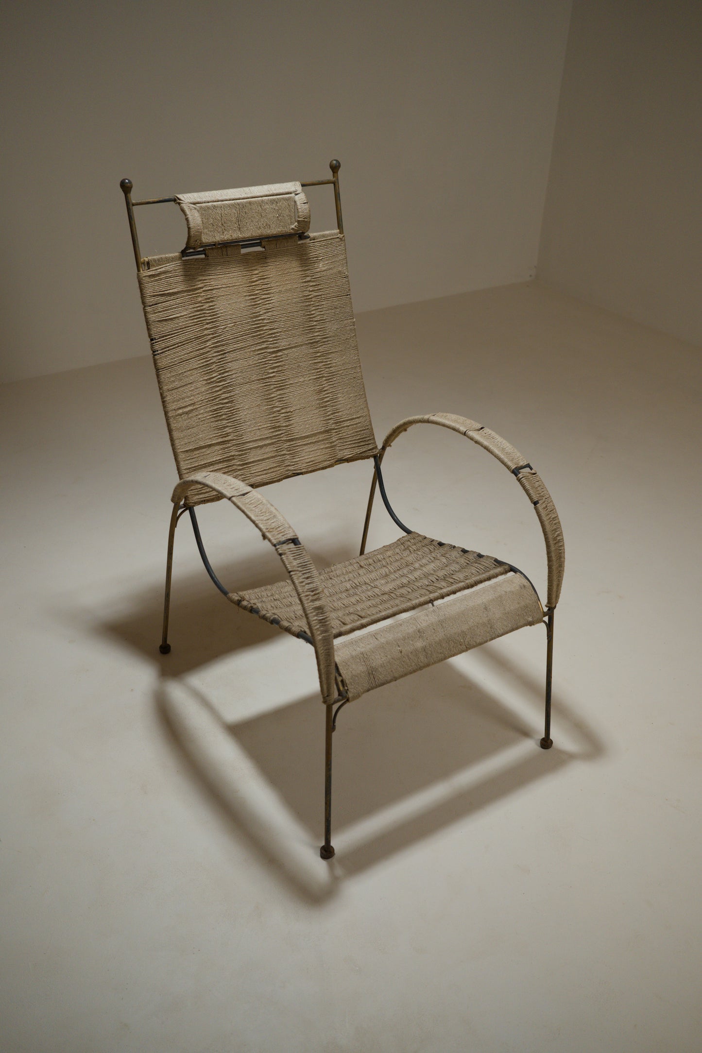 Fauteuil corde tressée et métal doré, années 1960-1970