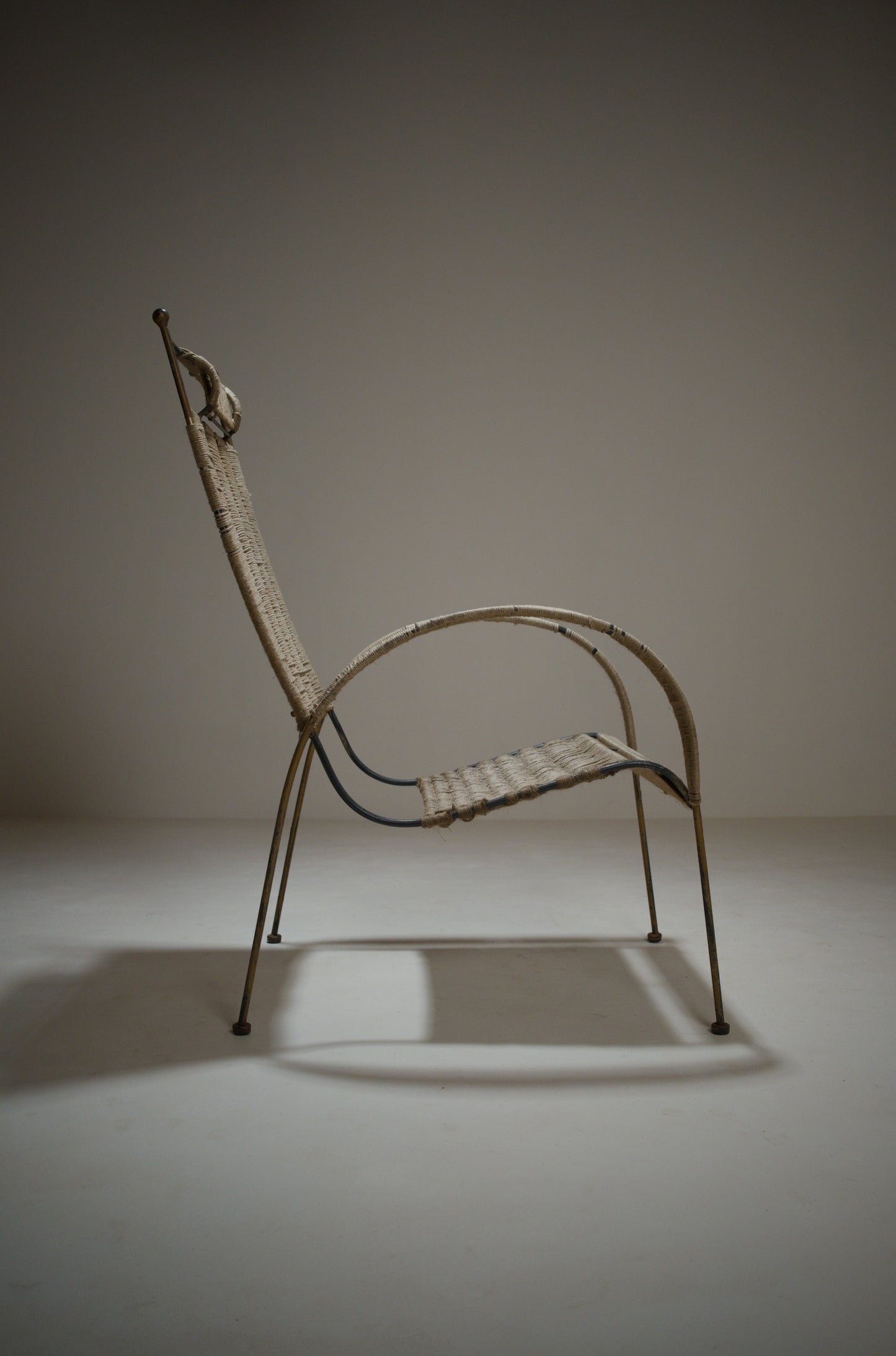 Fauteuil corde tressée et métal doré, années 1960-1970