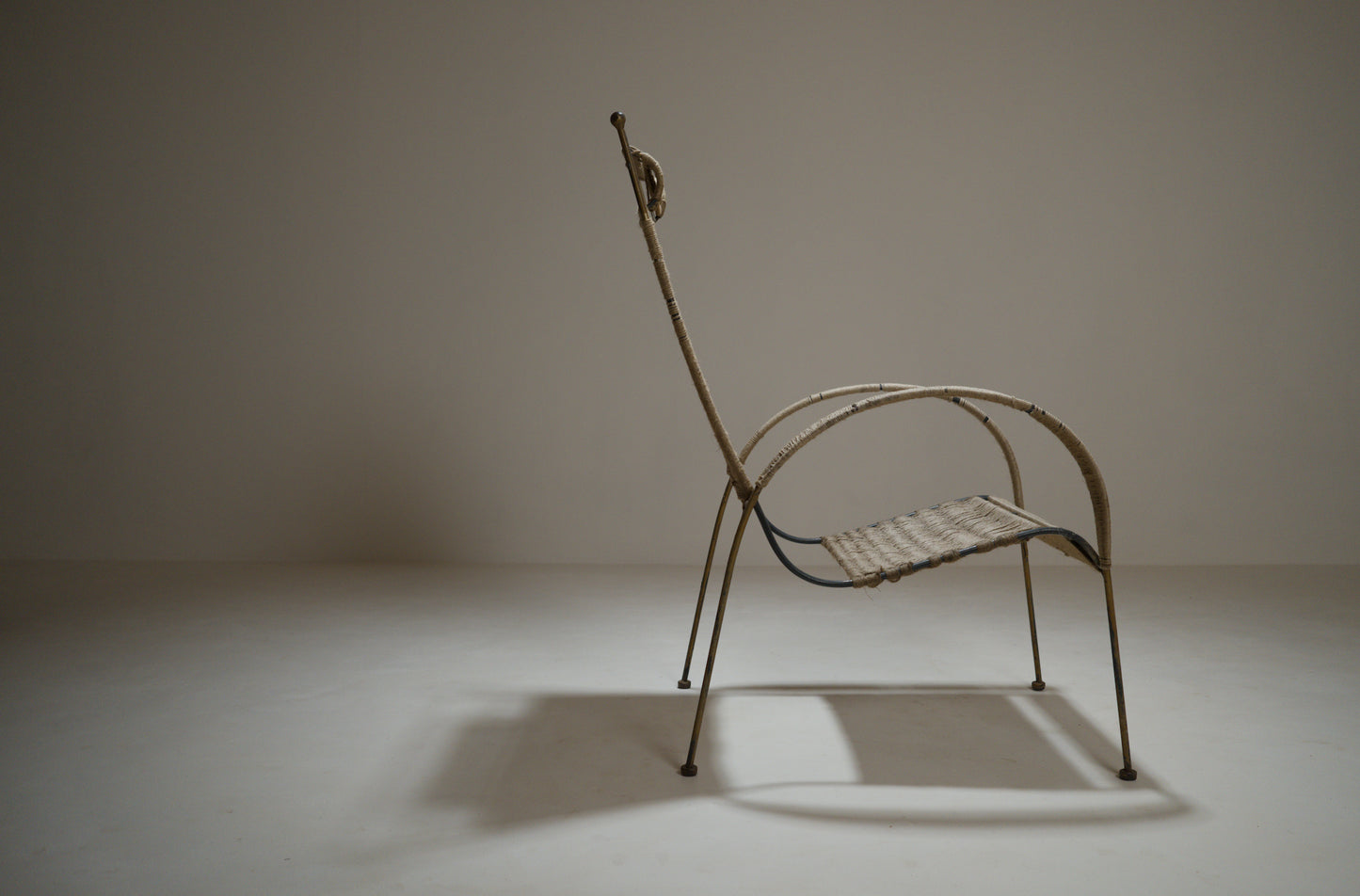 Fauteuil corde tressée et métal doré, années 1960-1970