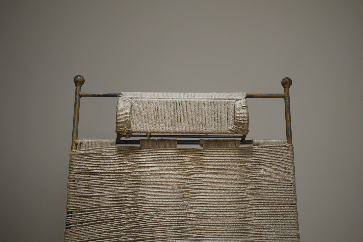 Fauteuil corde tressée et métal doré, années 1960-1970