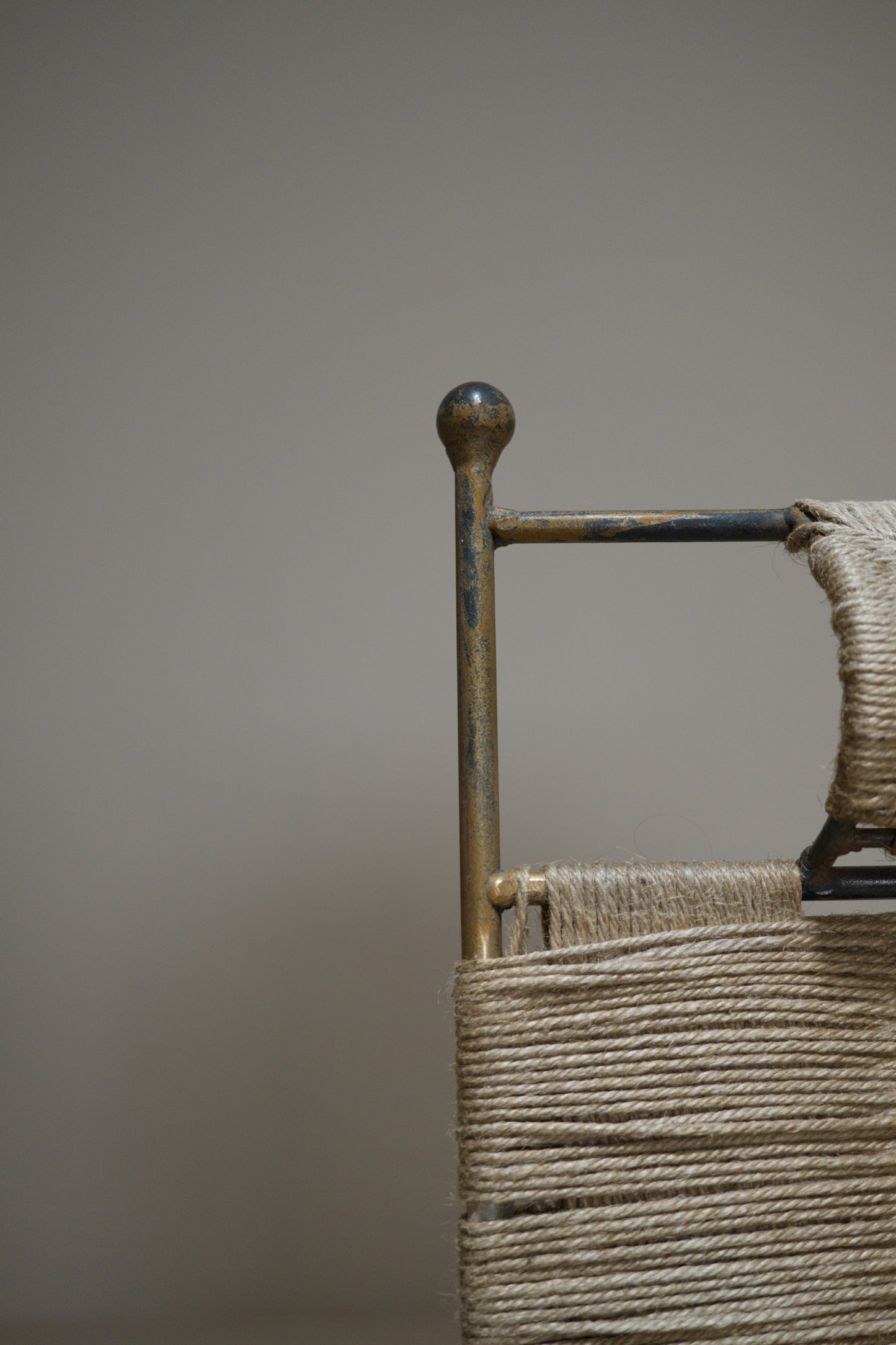 Fauteuil corde tressée et métal doré, années 1960-1970