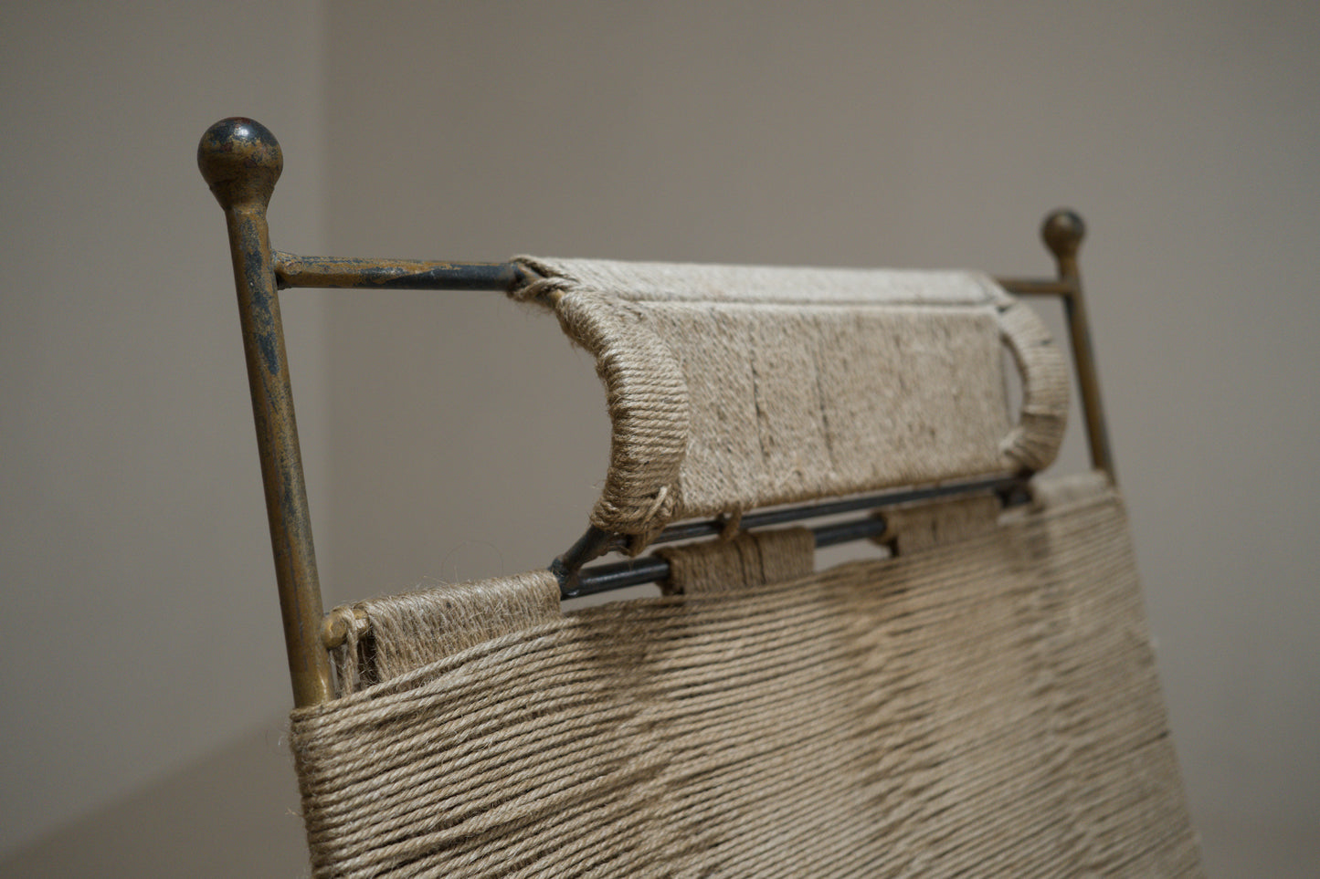 Fauteuil corde tressée et métal doré, années 1960-1970