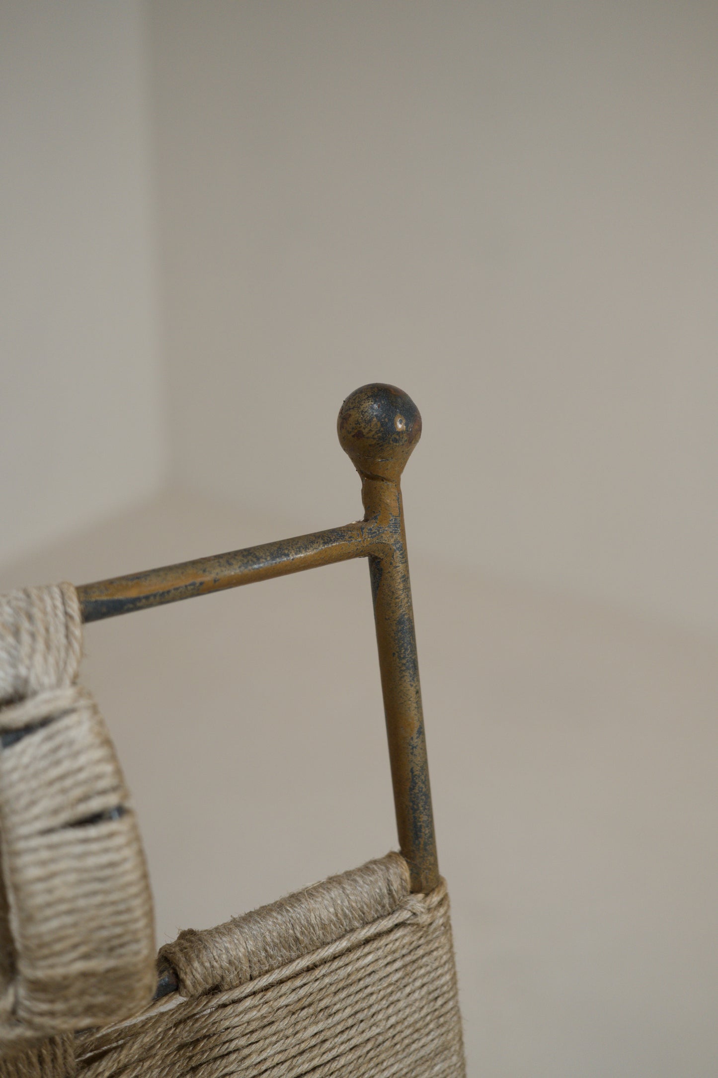Fauteuil corde tressée et métal doré, années 1960-1970