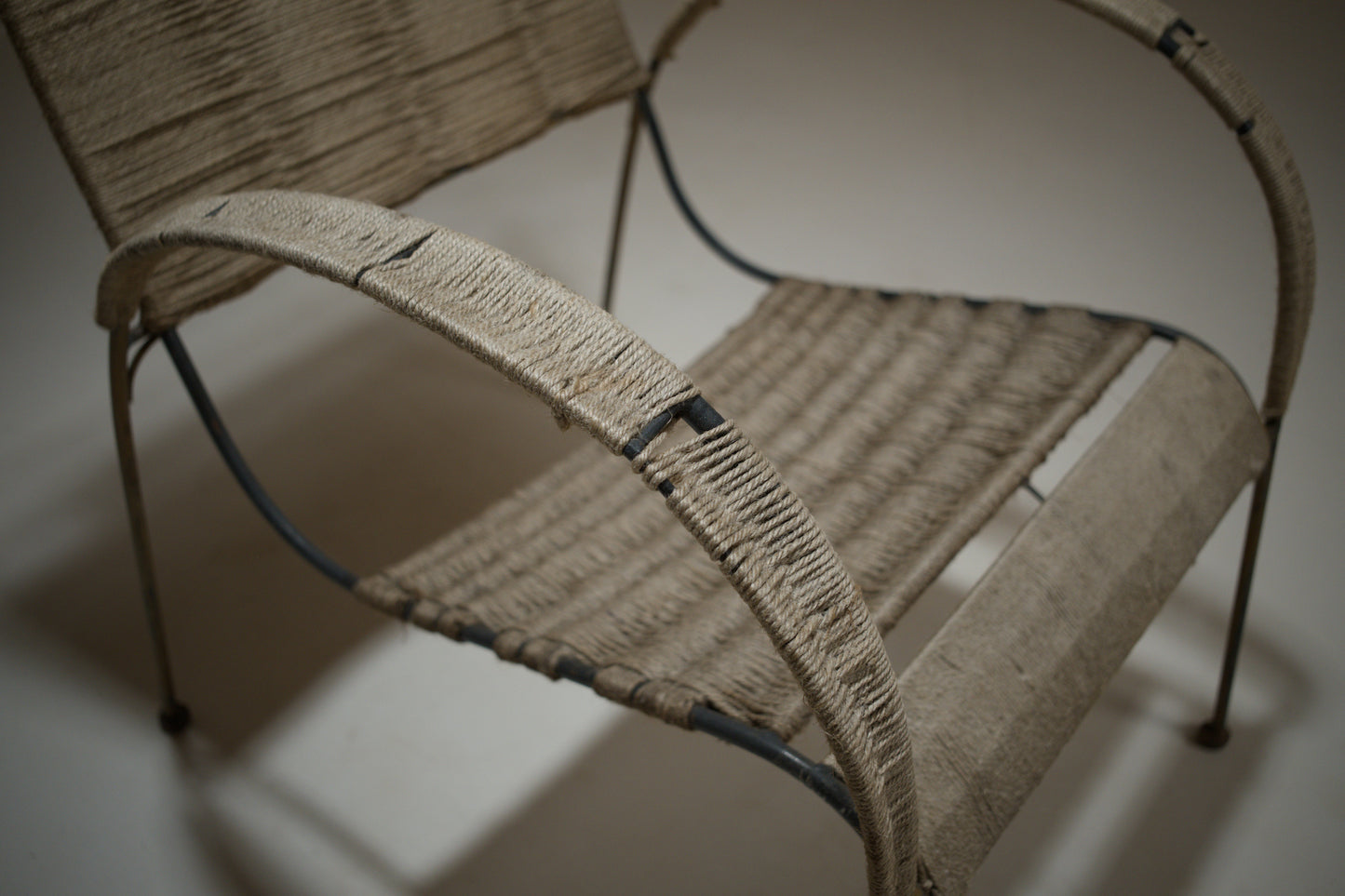 Fauteuil corde tressée et métal doré, années 1960-1970